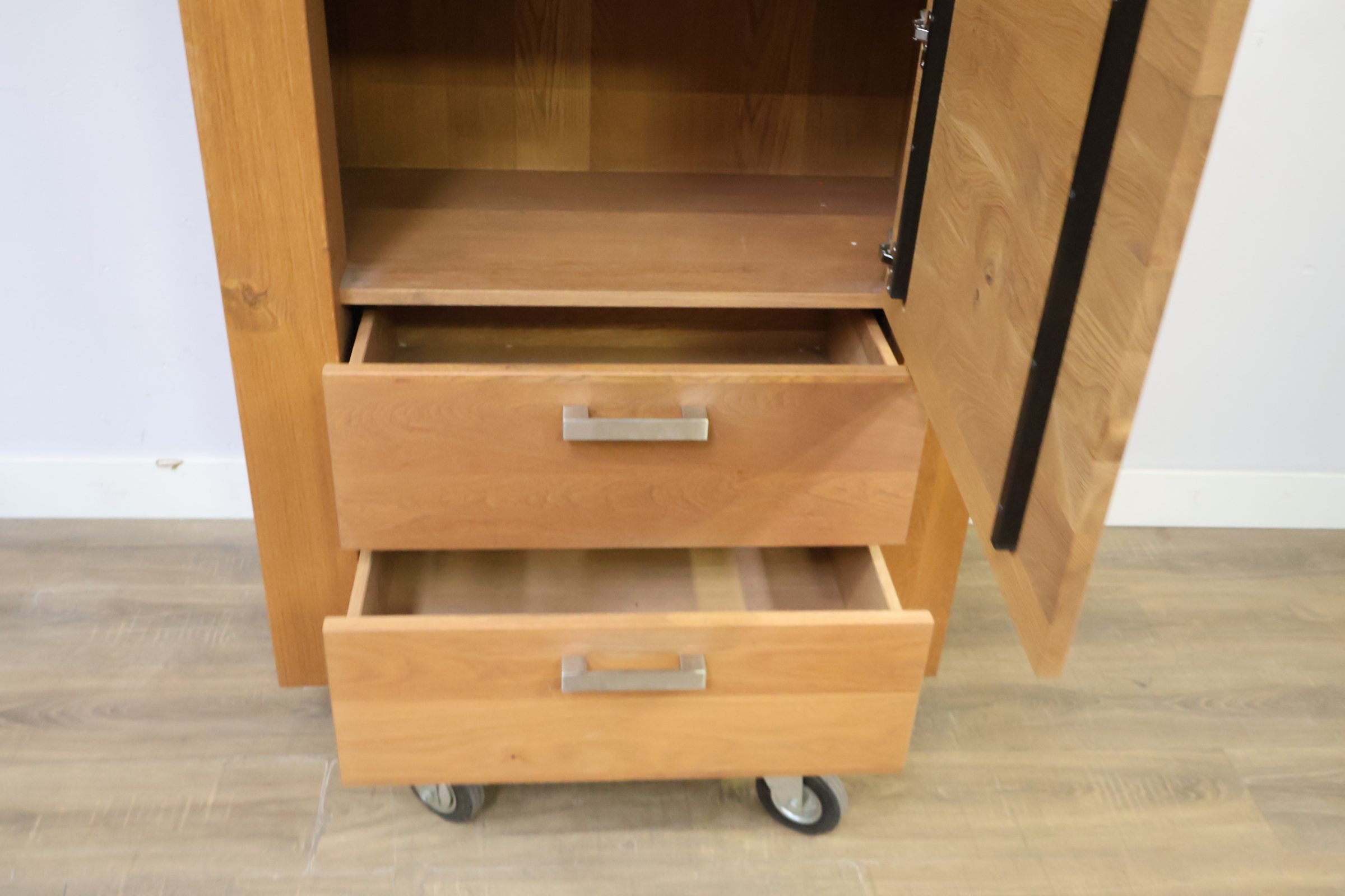 Houten kast met lades en deuren – foto 13 – kavel bij GSD Auctions, Zoeterwoude