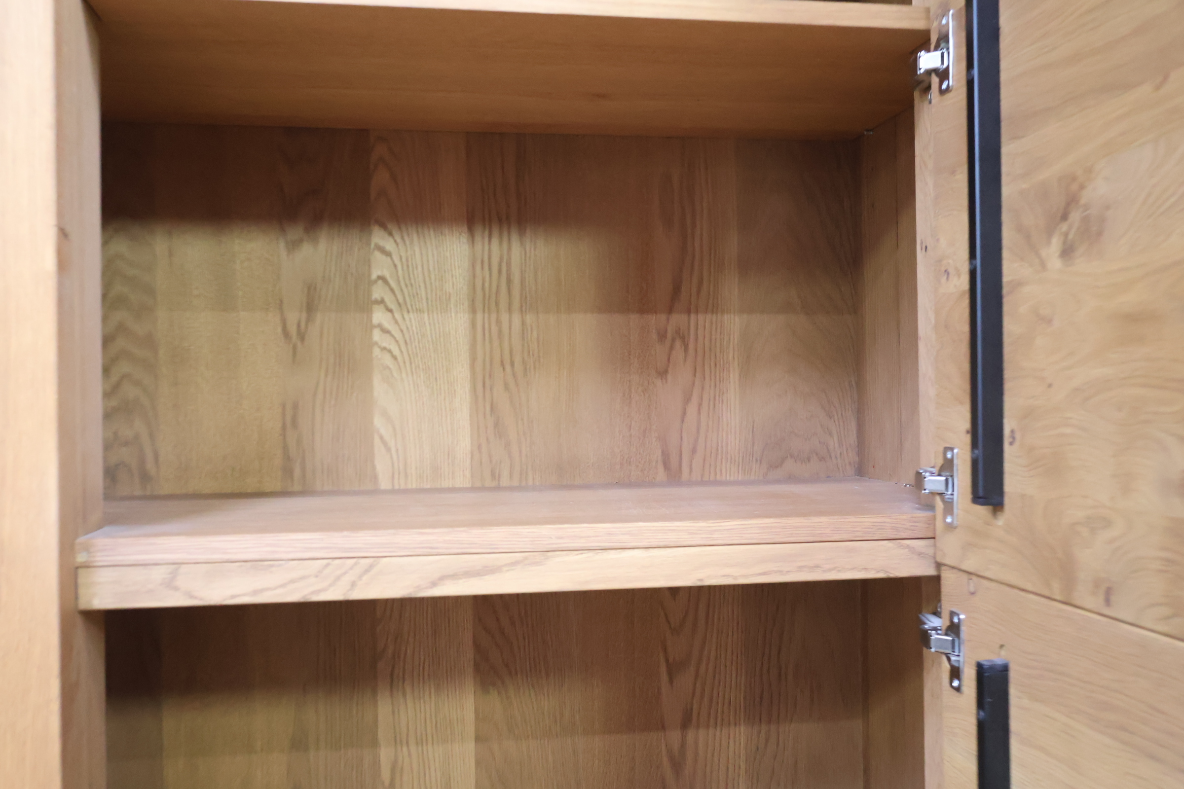 Houten kast met lades en deuren – foto 14 – kavel bij GSD Auctions, Zoeterwoude