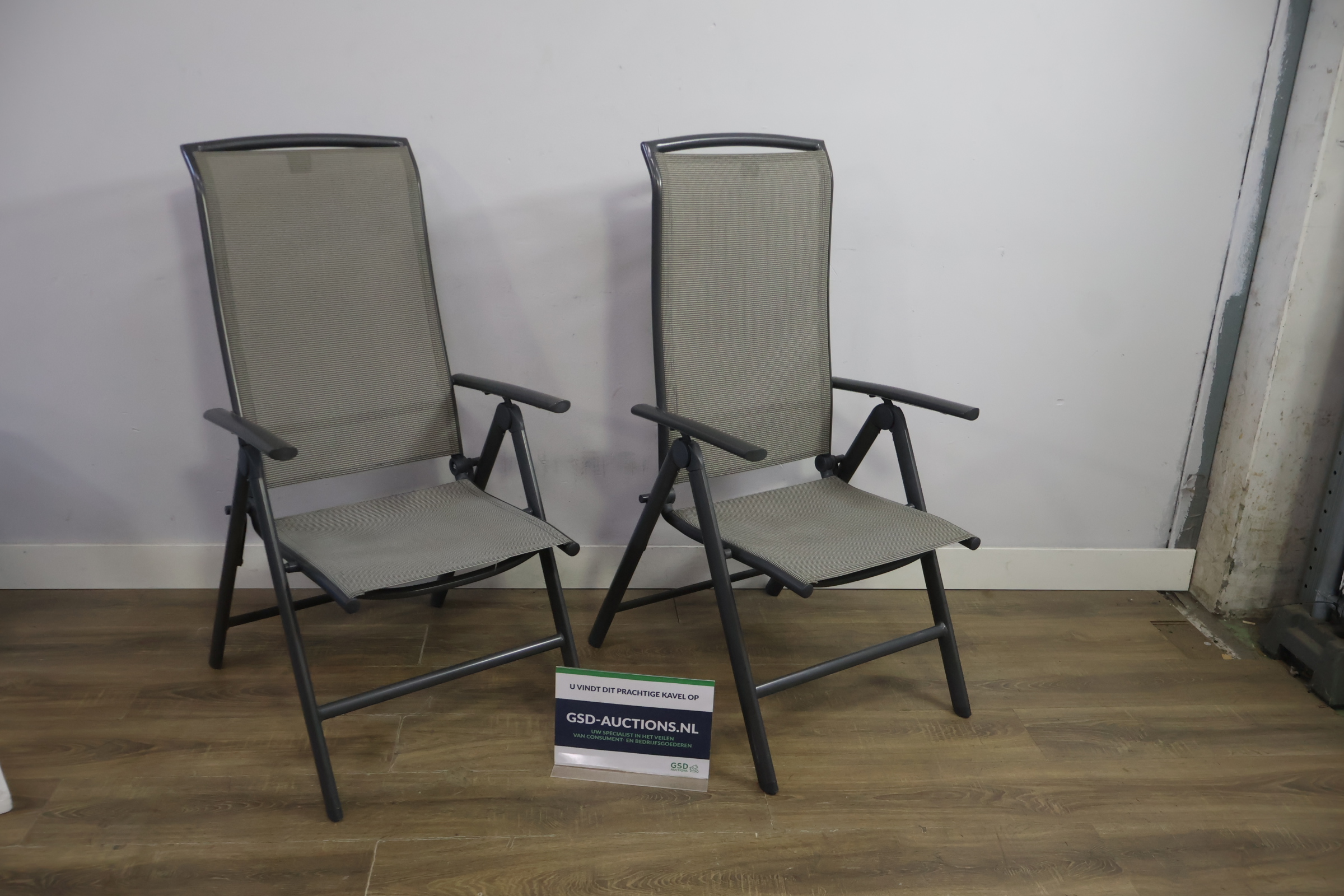 Twee grijze tuinstoelen met metalen frame – foto 2 – kavel bij GSD Auctions, Zoeterwoude