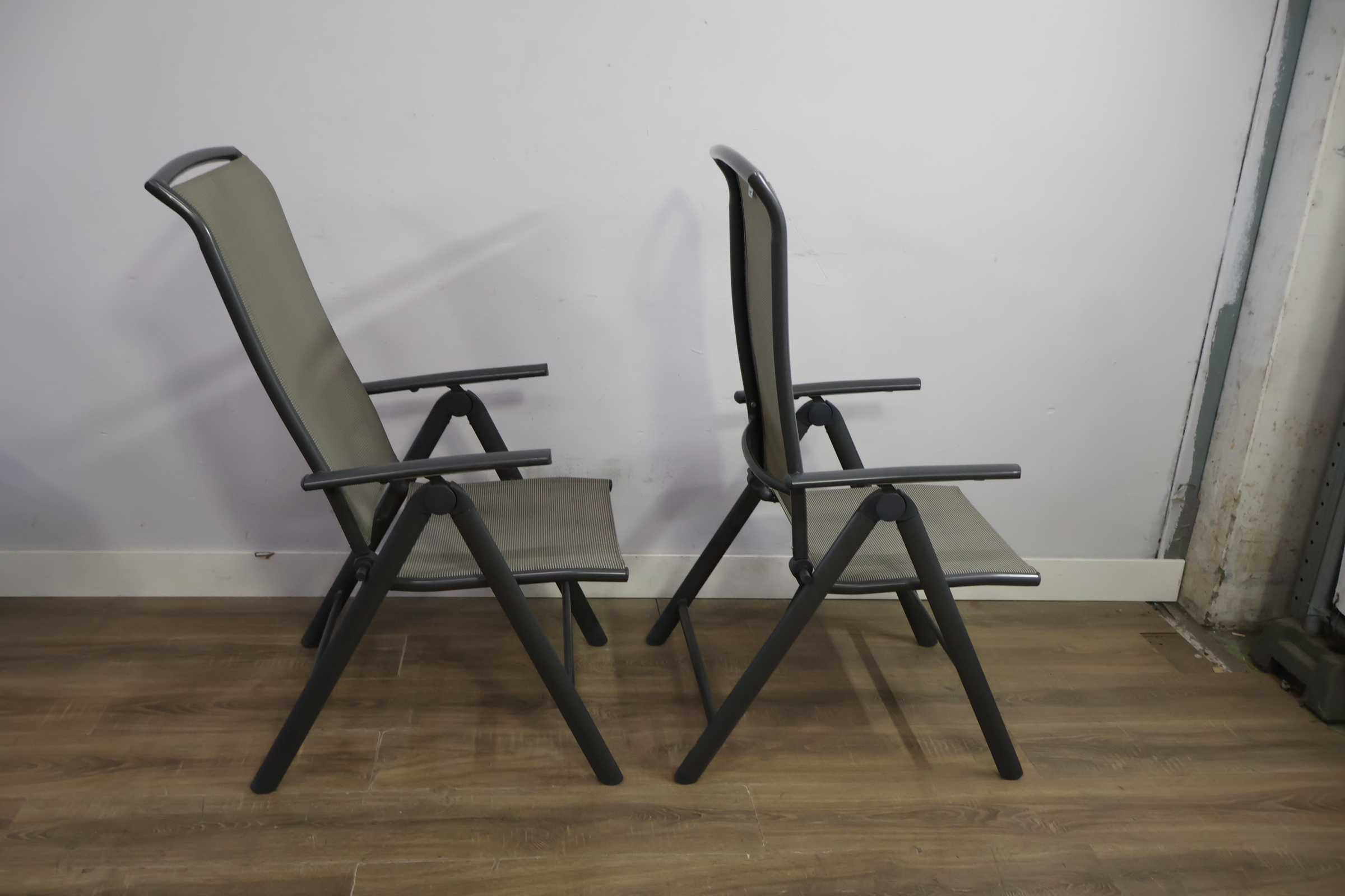 Twee grijze tuinstoelen met metalen frame – foto 3 – kavel bij GSD Auctions, Zoeterwoude