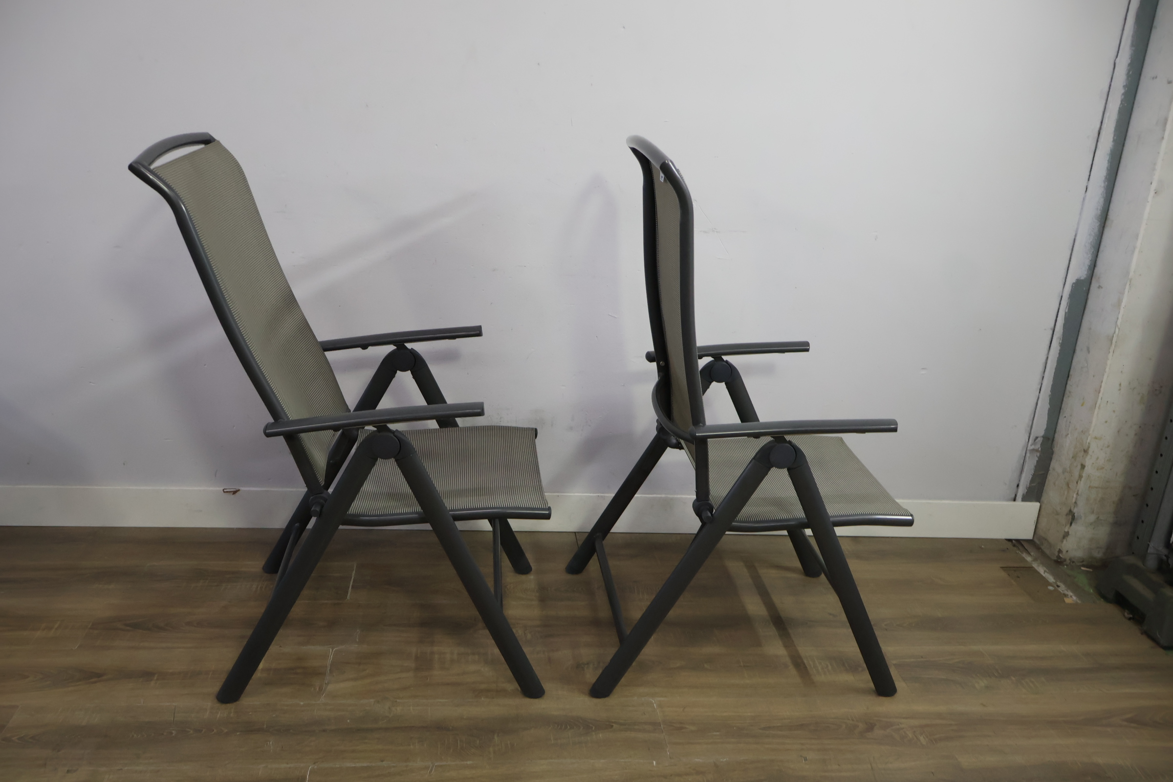 Twee grijze tuinstoelen met metalen frame – foto 4 – kavel bij GSD Auctions, Zoeterwoude