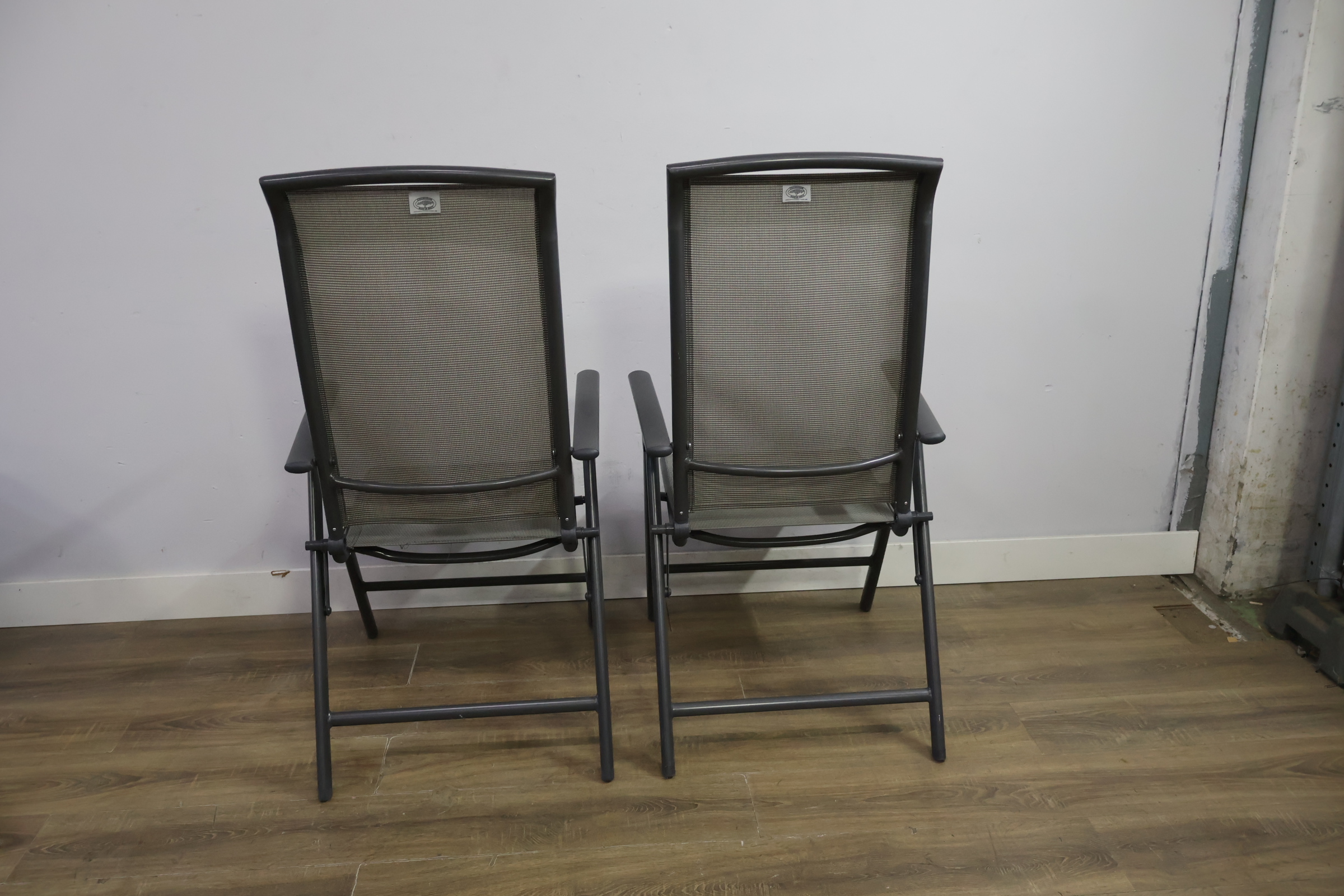 Twee grijze tuinstoelen met metalen frame – foto 5 – kavel bij GSD Auctions, Zoeterwoude