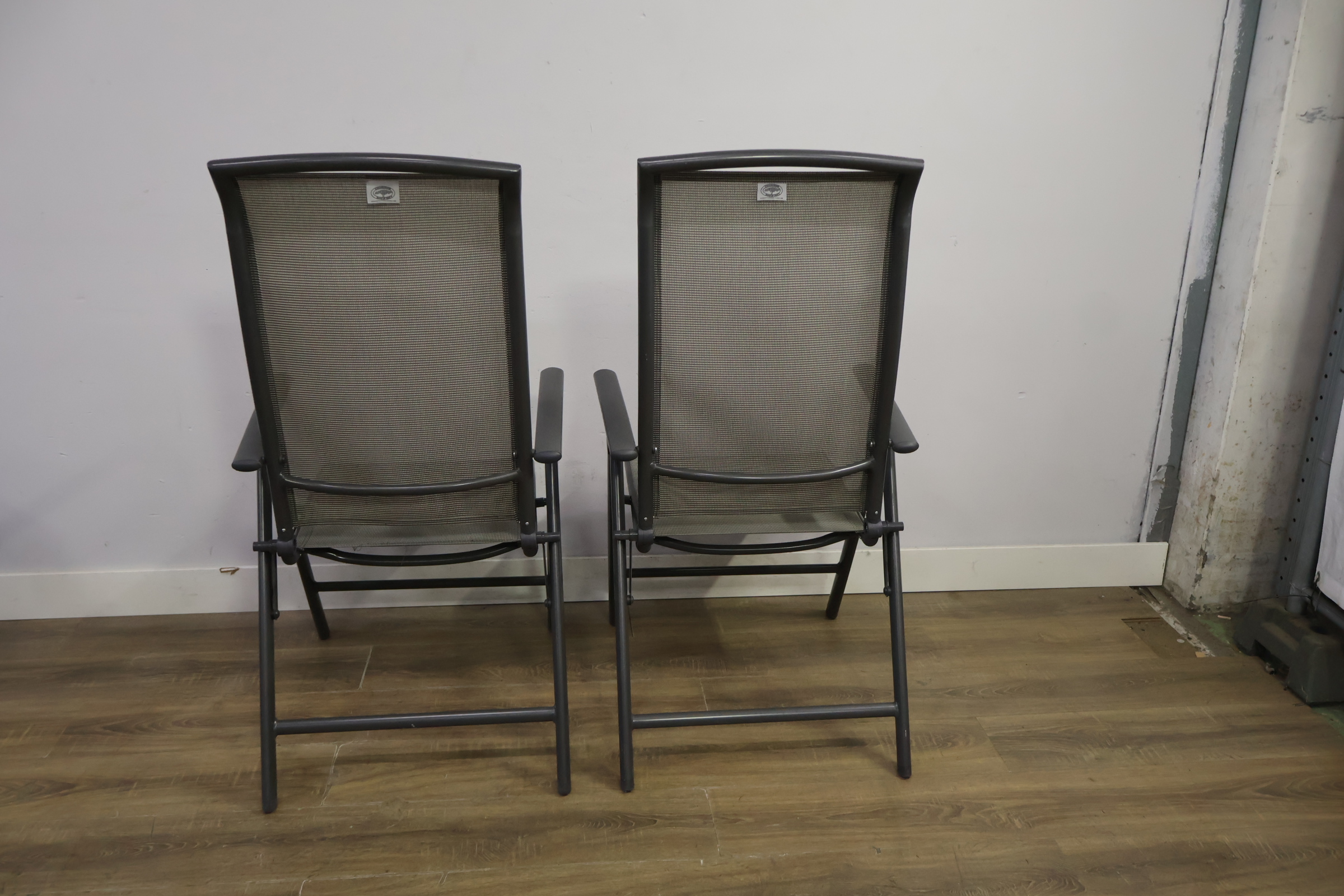 Twee grijze tuinstoelen met metalen frame – foto 6 – kavel bij GSD Auctions, Zoeterwoude