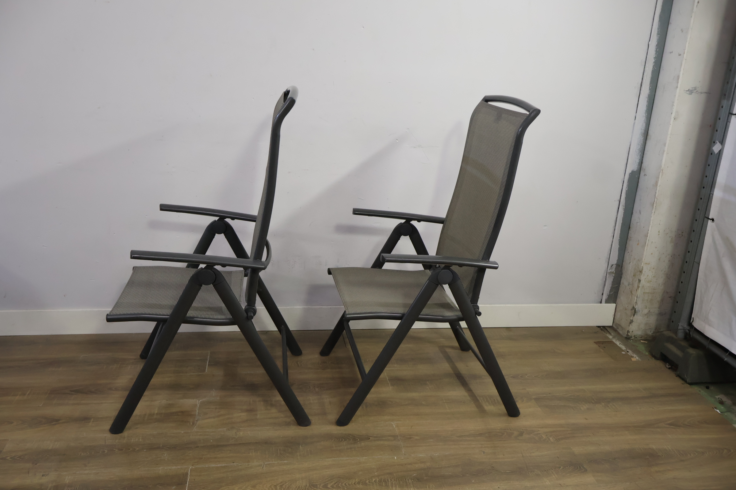 Twee grijze tuinstoelen met metalen frame – foto 9 – kavel bij GSD Auctions, Zoeterwoude