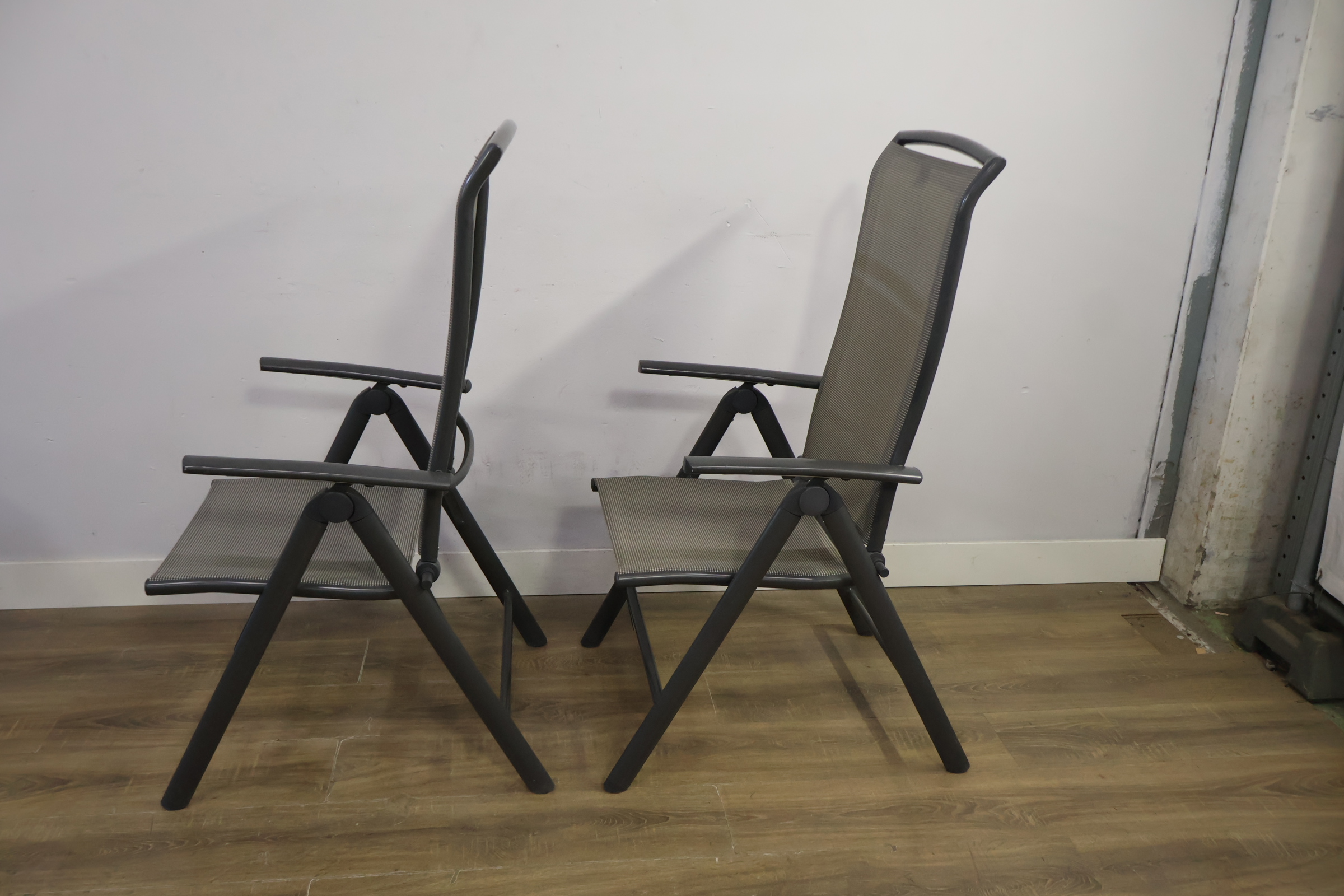 Twee grijze tuinstoelen met metalen frame – foto 10 – kavel bij GSD Auctions, Zoeterwoude