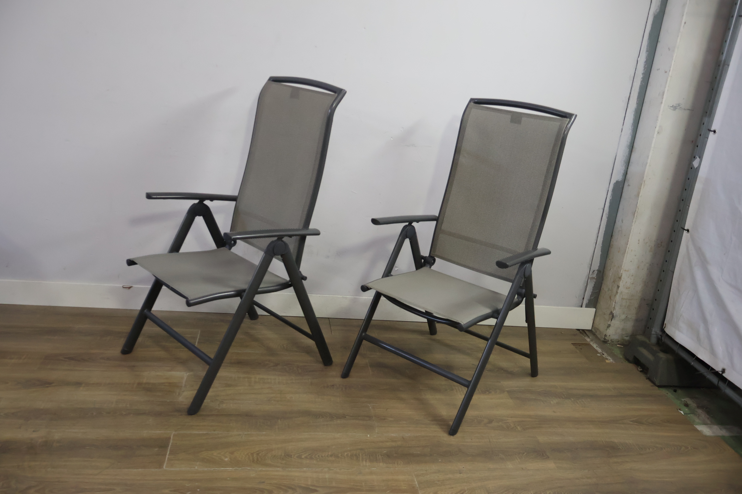Twee grijze tuinstoelen met metalen frame – foto 11 – kavel bij GSD Auctions, Zoeterwoude