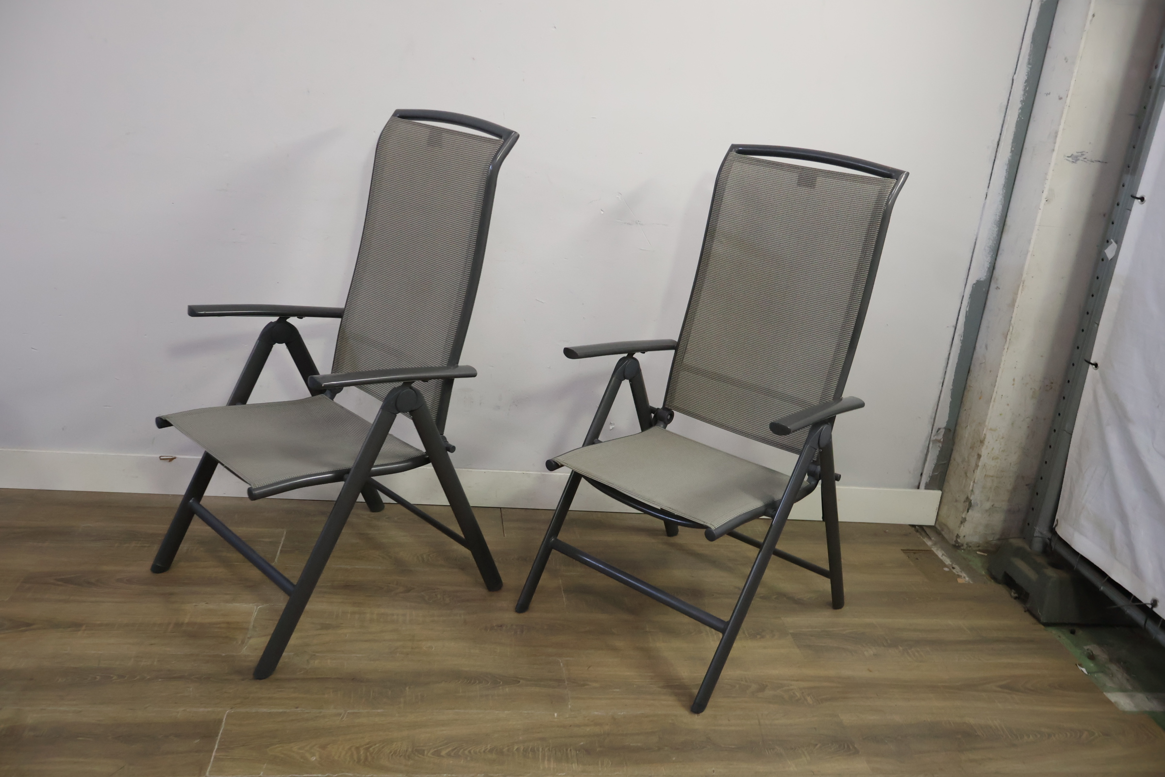 Twee grijze tuinstoelen met metalen frame – foto 12 – kavel bij GSD Auctions, Zoeterwoude