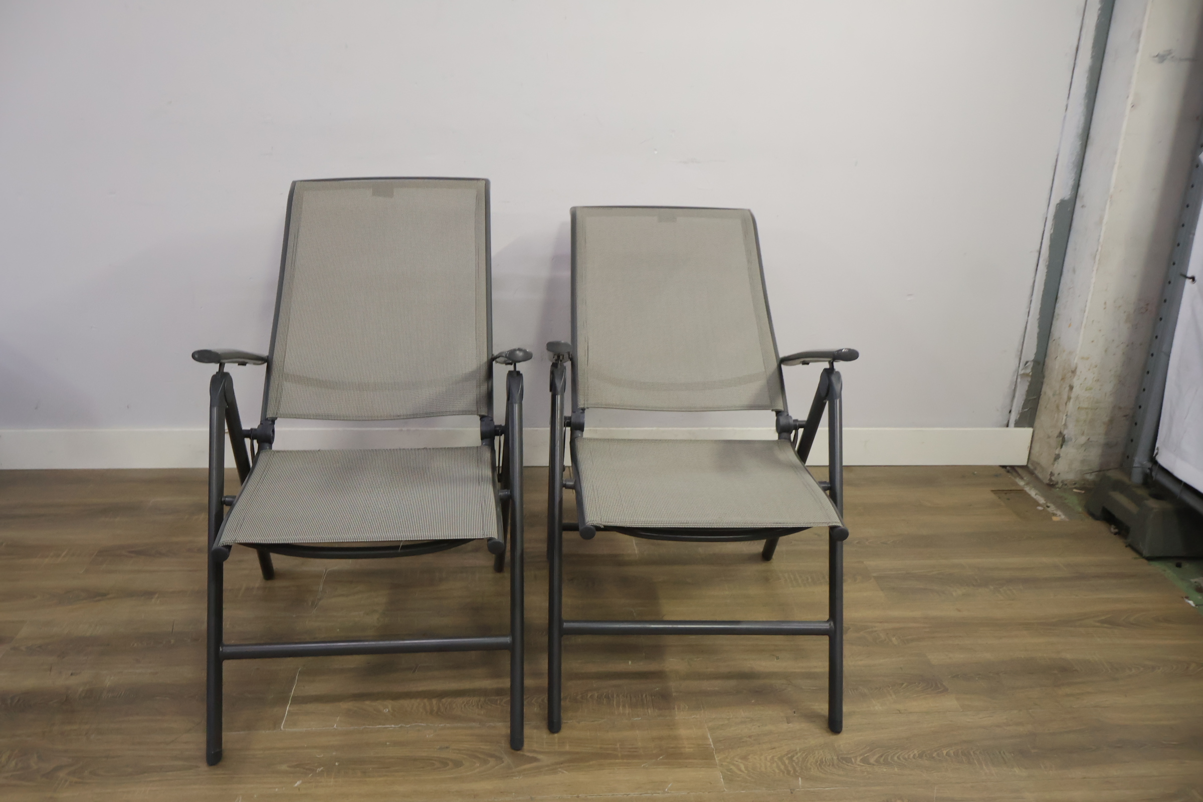 Twee grijze tuinstoelen met metalen frame – foto 13 – kavel bij GSD Auctions, Zoeterwoude