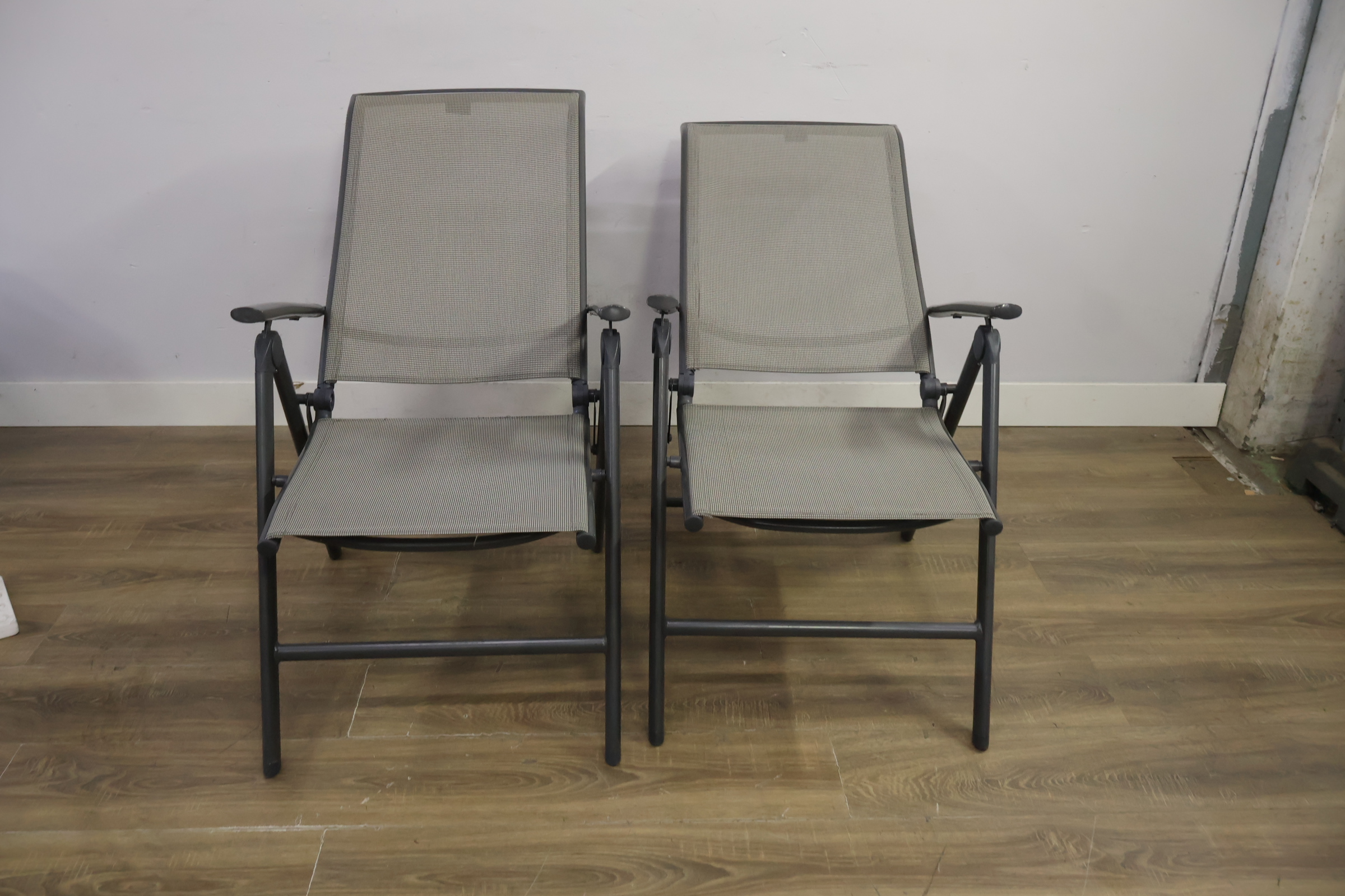 Twee grijze tuinstoelen met metalen frame – foto 14 – kavel bij GSD Auctions, Zoeterwoude