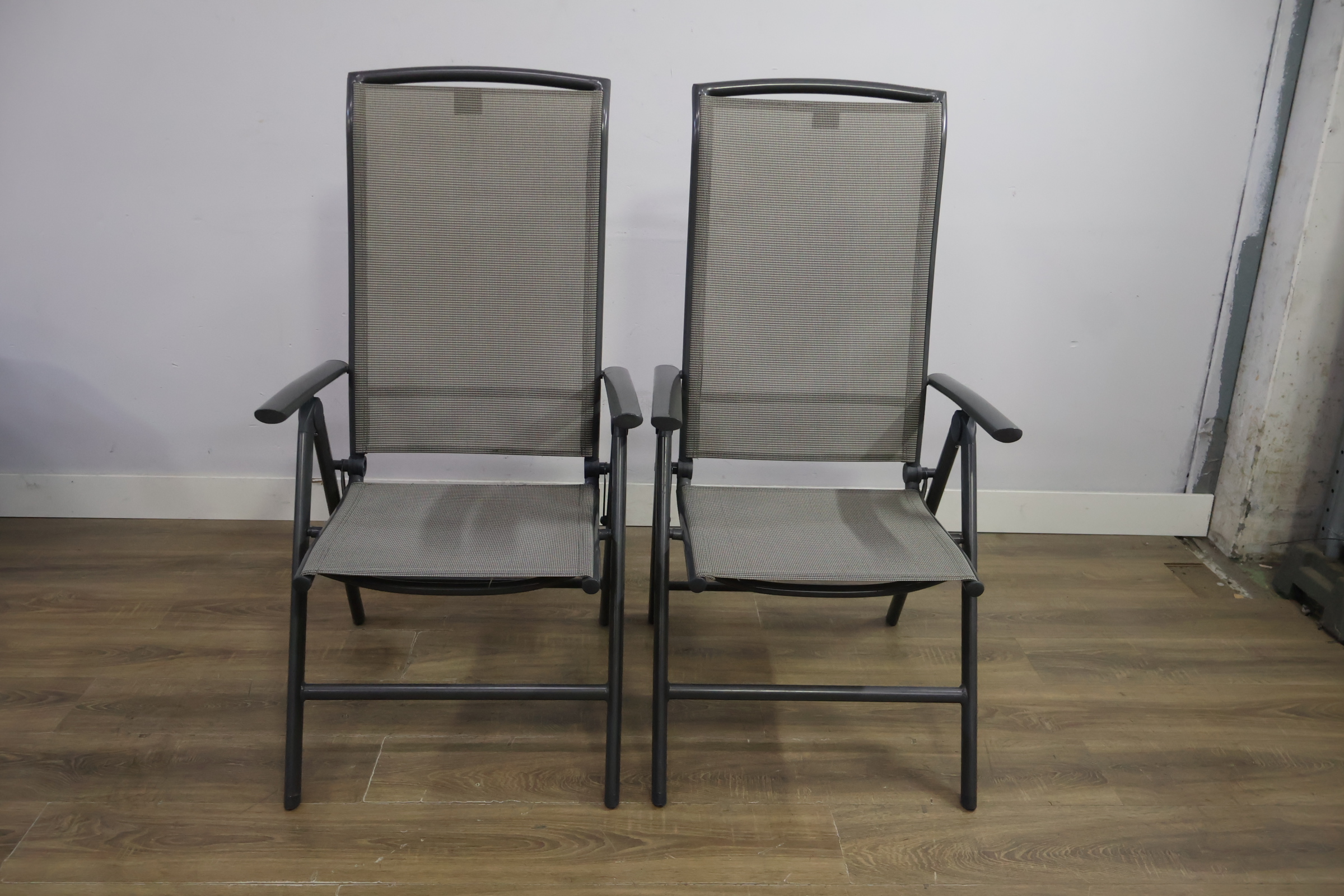 Twee grijze tuinstoelen met metalen frame – foto 15 – kavel bij GSD Auctions, Zoeterwoude