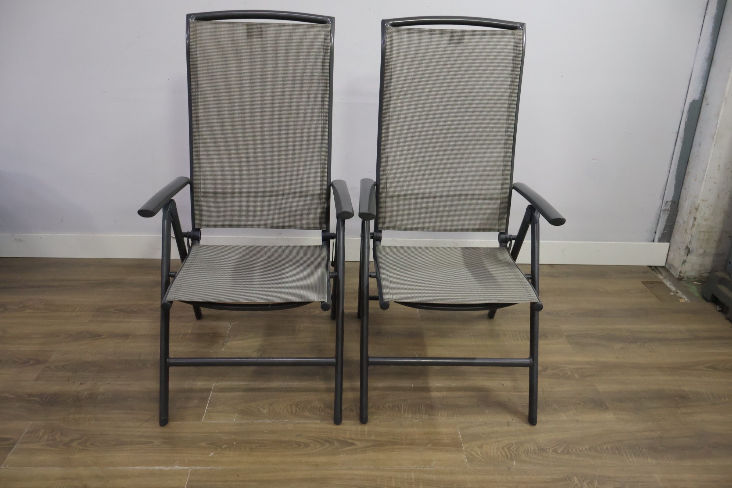 Twee grijze tuinstoelen met metalen frame – foto 16 – kavel bij GSD Auctions, Zoeterwoude