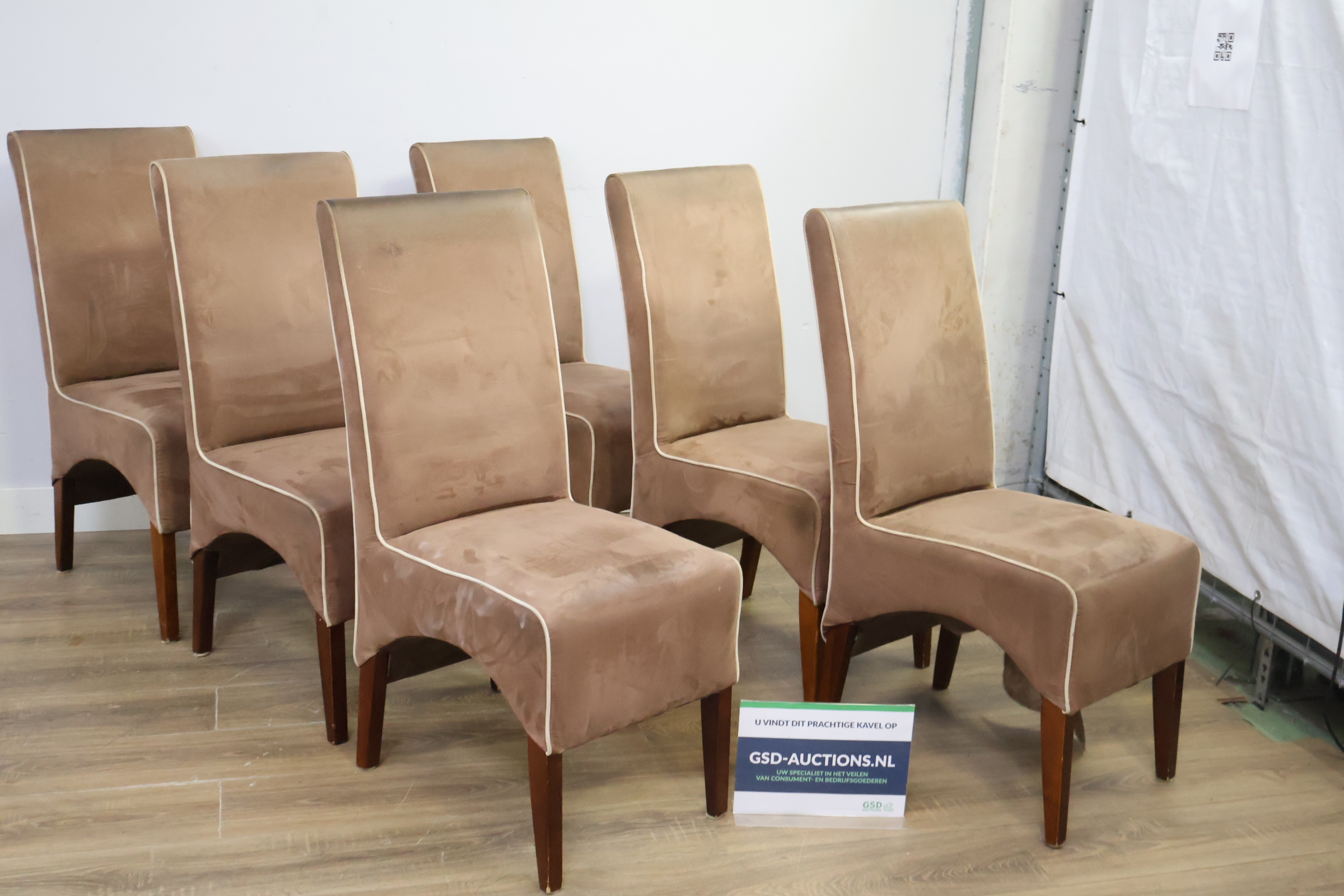 Set van 6 eetkamerstoelen met beige bekleding – foto 2 – kavel bij GSD Auctions, Zoeterwoude