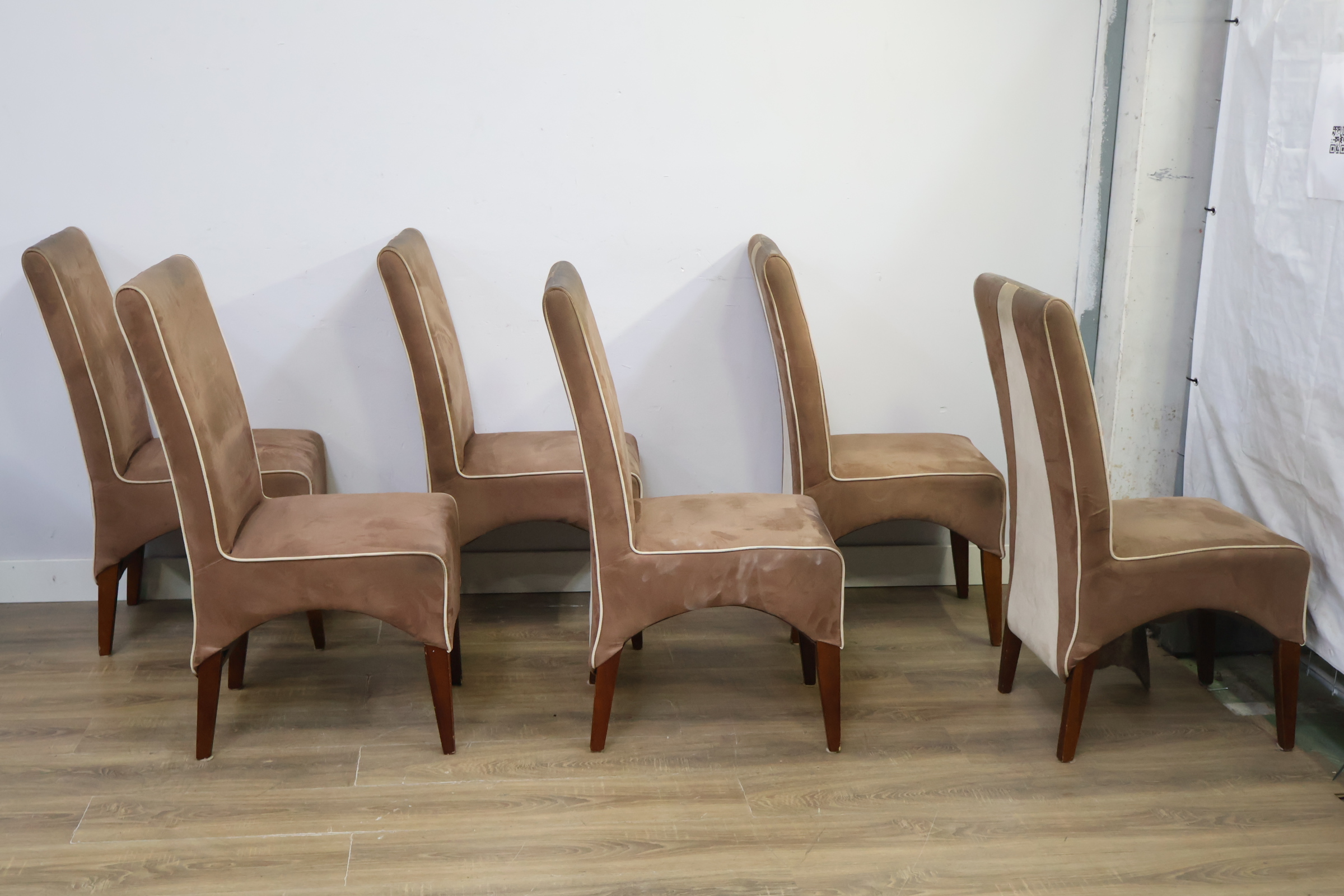 Set van 6 eetkamerstoelen met beige bekleding – foto 3 – kavel bij GSD Auctions, Zoeterwoude