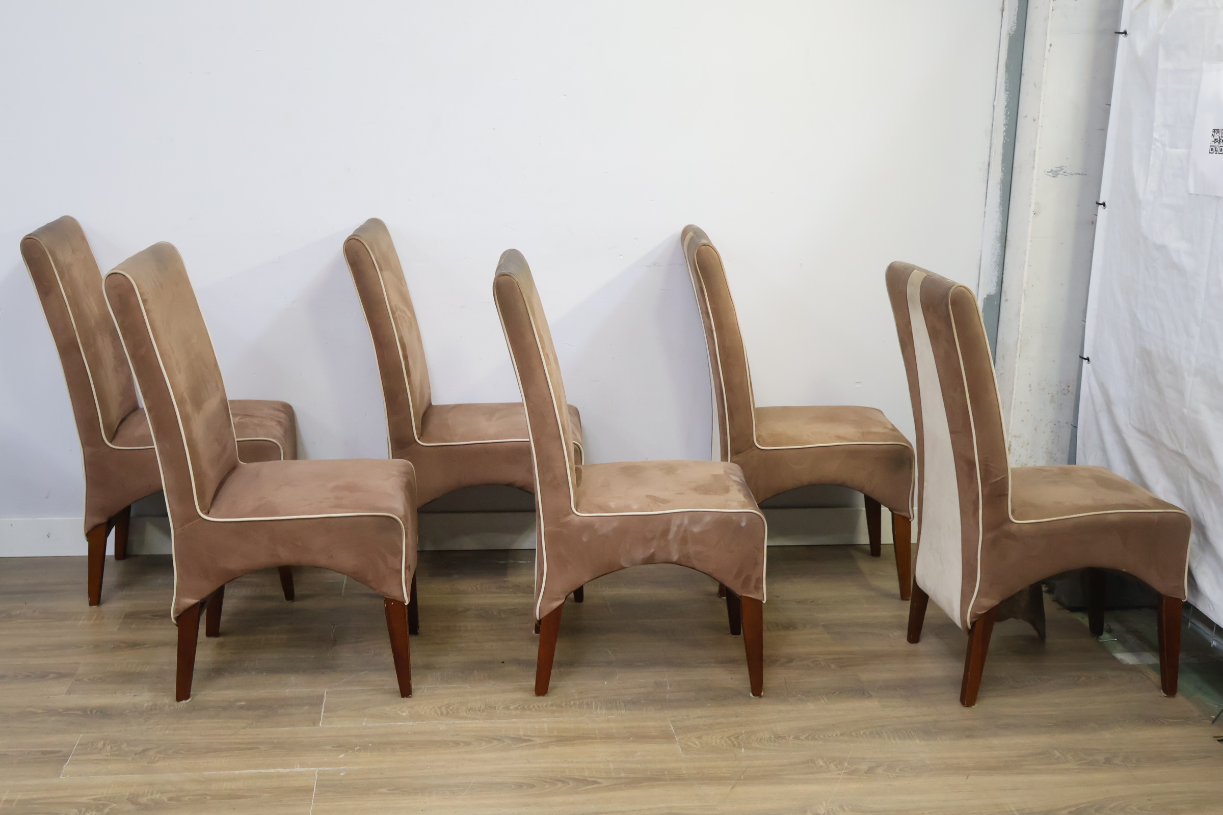 Set van 6 eetkamerstoelen met beige bekleding – foto 4 – kavel bij GSD Auctions, Zoeterwoude