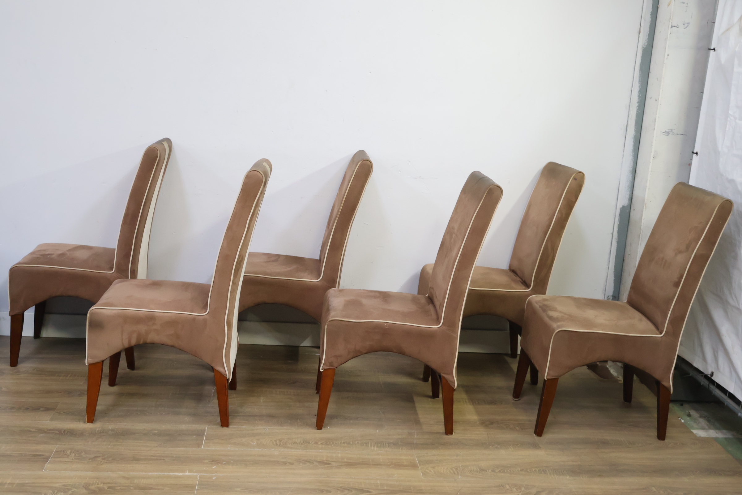 Set van 6 eetkamerstoelen met beige bekleding – foto 7 – kavel bij GSD Auctions, Zoeterwoude