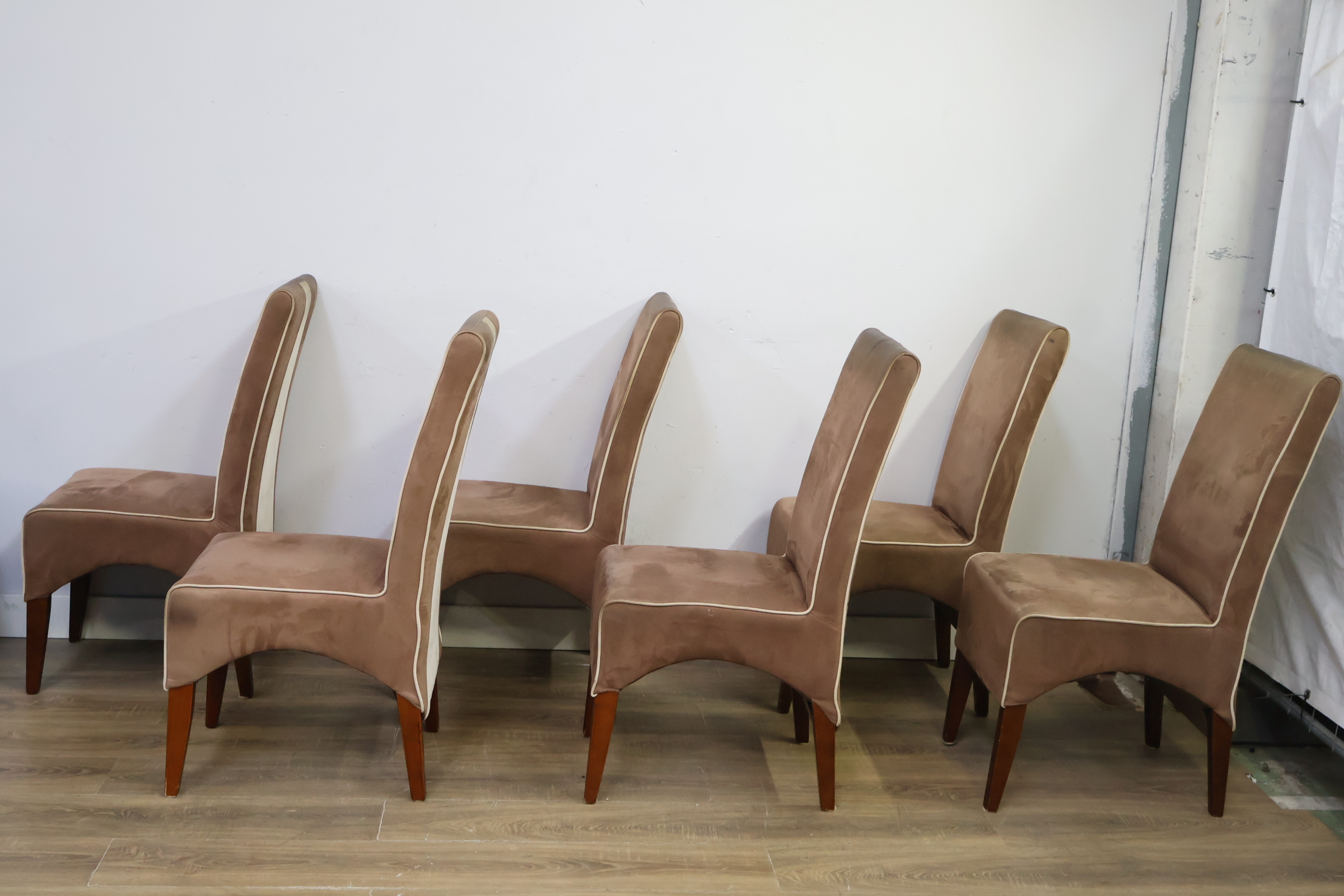 Set van 6 eetkamerstoelen met beige bekleding – foto 8 – kavel bij GSD Auctions, Zoeterwoude