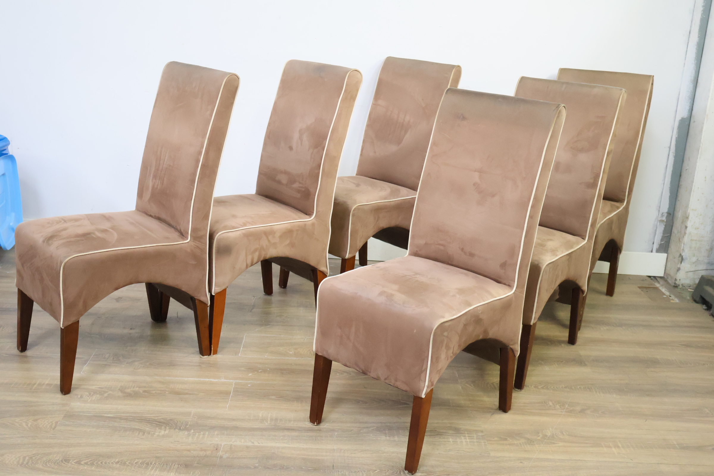 Set van 6 eetkamerstoelen met beige bekleding – foto 9 – kavel bij GSD Auctions, Zoeterwoude