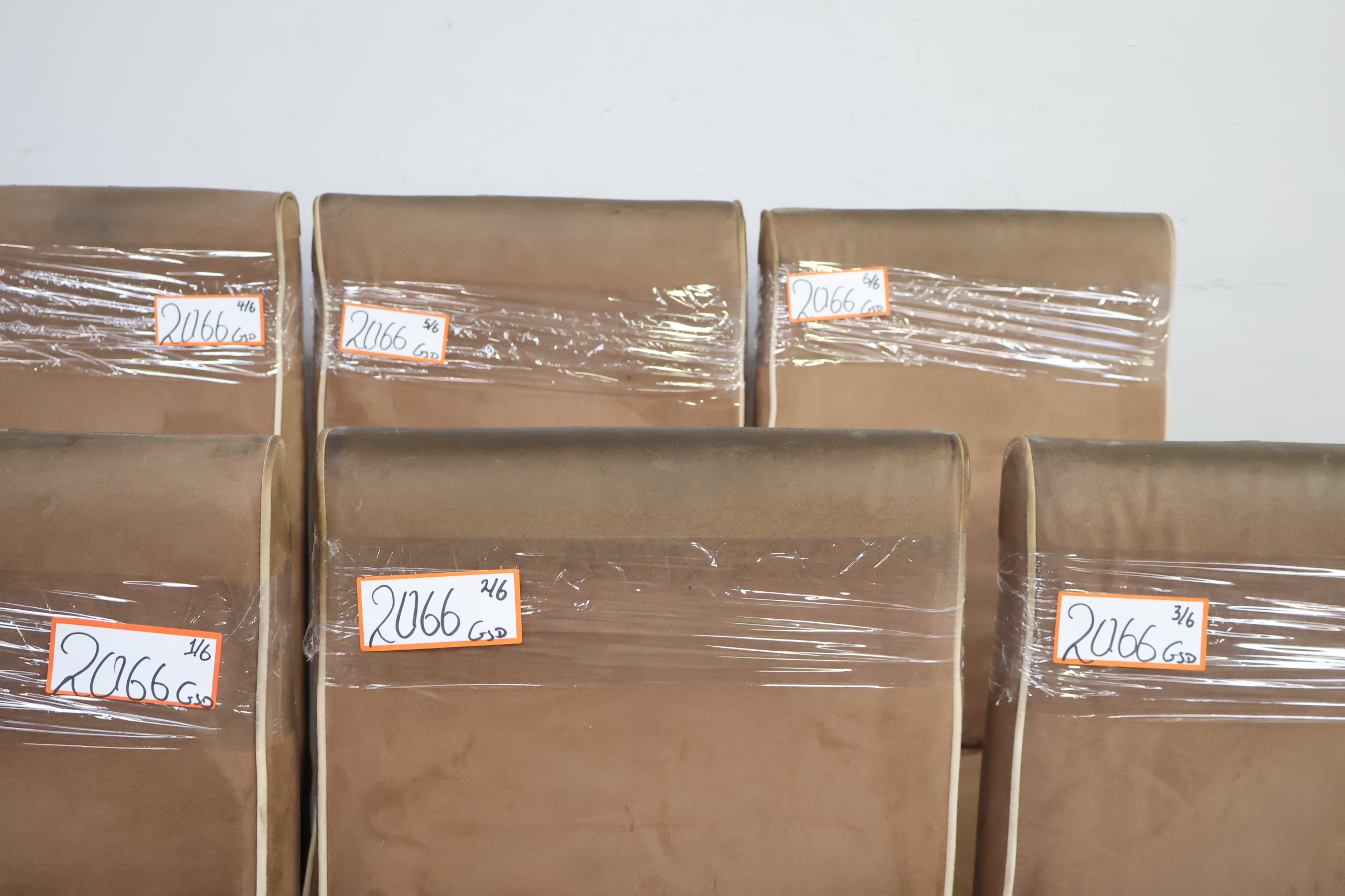 Set van 6 eetkamerstoelen met beige bekleding – foto 18 – kavel bij GSD Auctions, Zoeterwoude