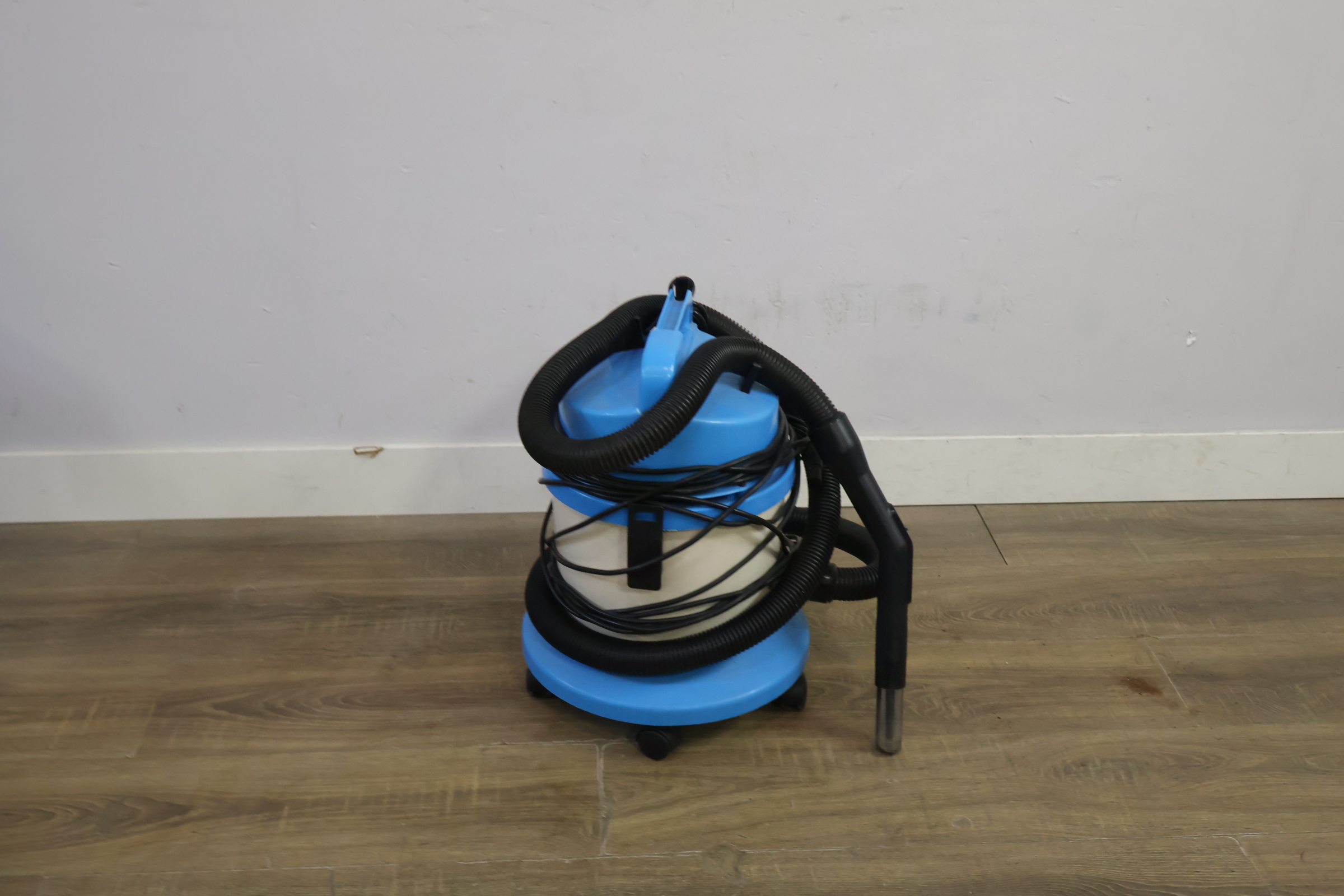 Blauwe nat-en droogzuiger met slang – foto 3 – kavel bij GSD Auctions, Zoeterwoude