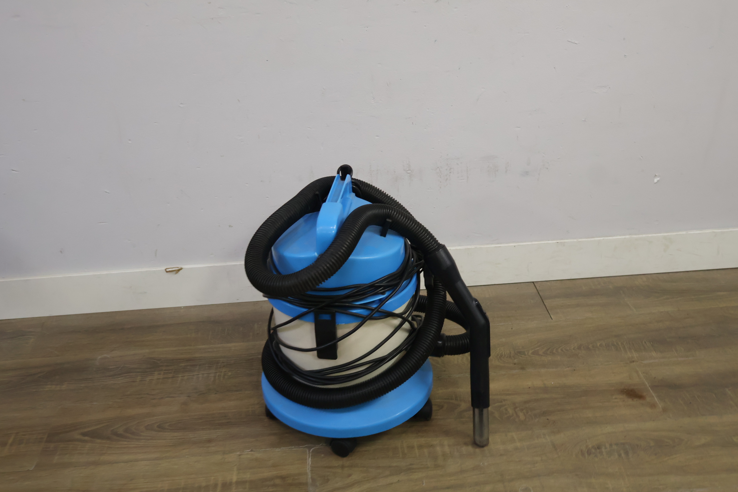 Blauwe nat-en droogzuiger met slang – foto 4 – kavel bij GSD Auctions, Zoeterwoude