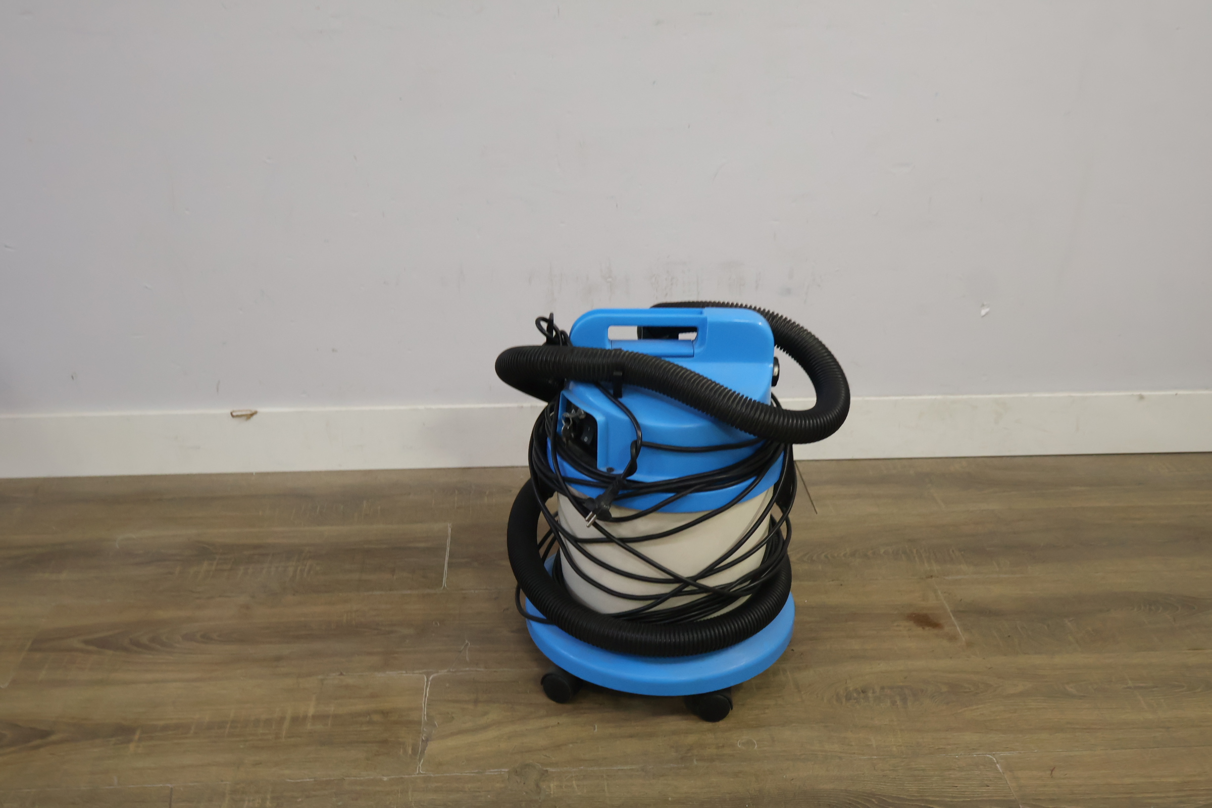 Blauwe nat-en droogzuiger met slang – foto 5 – kavel bij GSD Auctions, Zoeterwoude