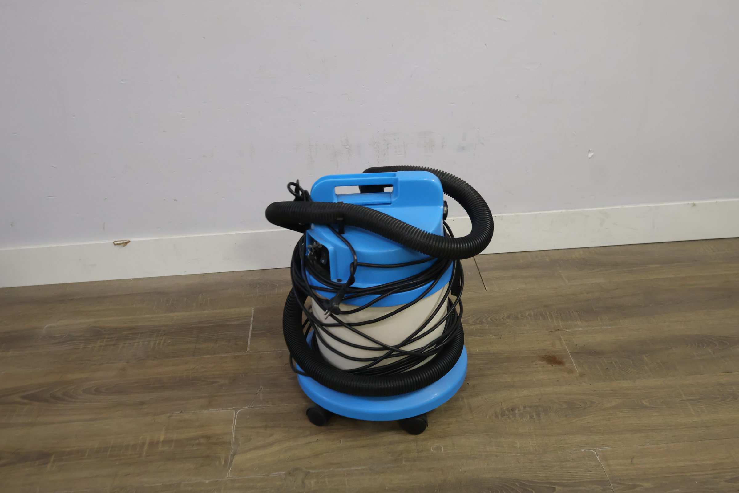 Blauwe nat-en droogzuiger met slang – foto 6 – kavel bij GSD Auctions, Zoeterwoude