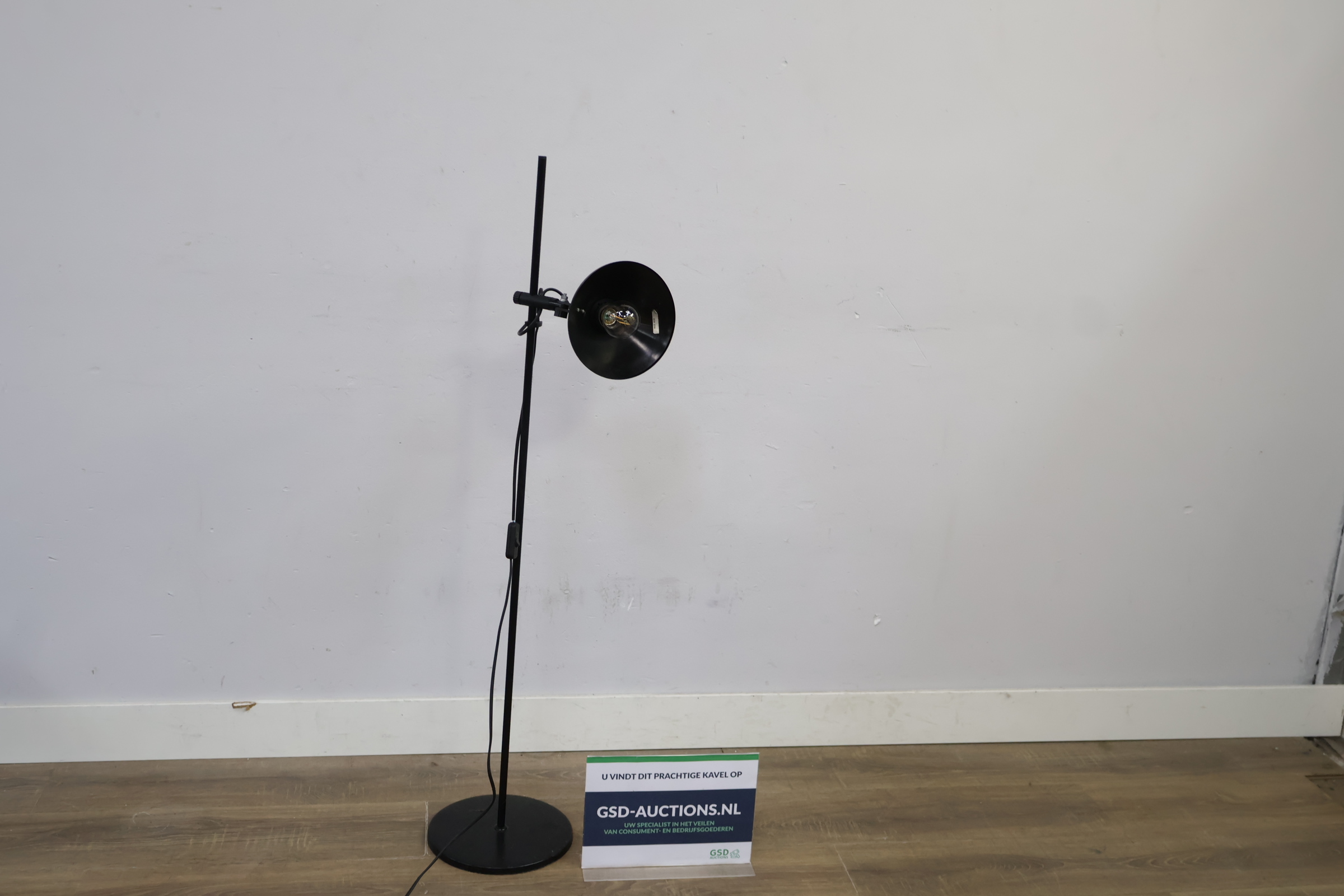 Zwarte verstelbare vloerlamp met ronde kap – foto 2 – kavel bij GSD Auctions, Zoeterwoude