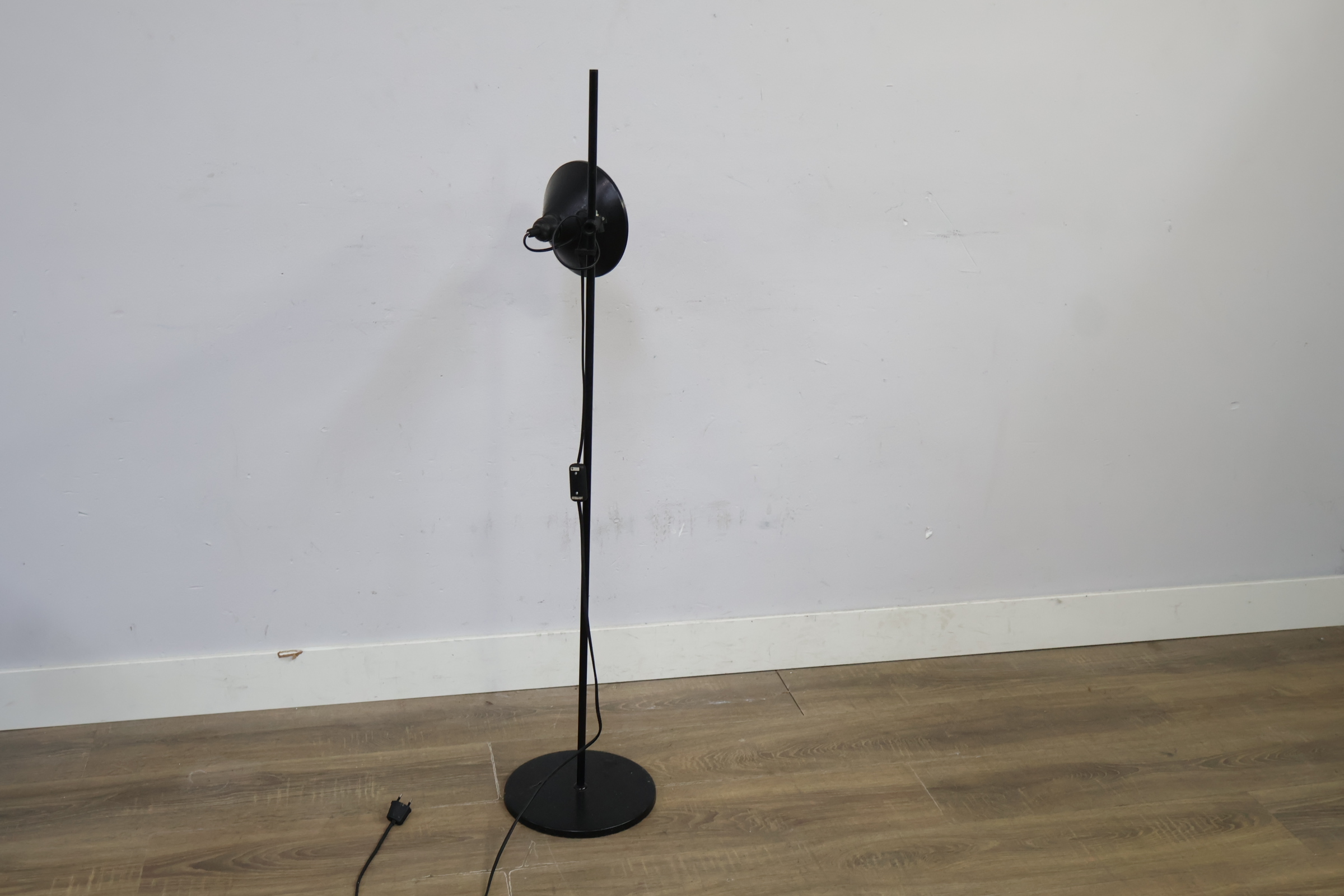 Zwarte verstelbare vloerlamp met ronde kap – foto 3 – kavel bij GSD Auctions, Zoeterwoude
