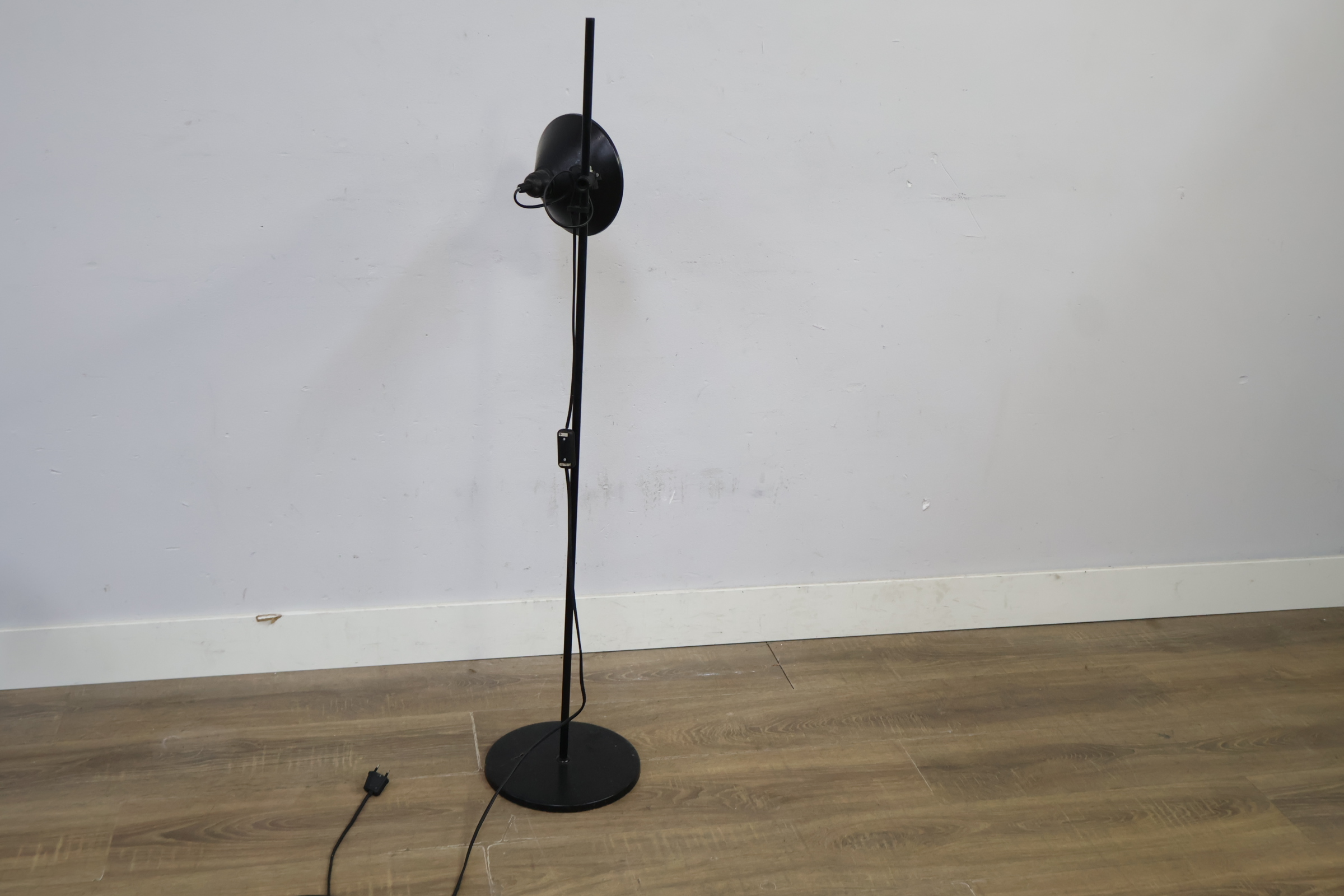 Zwarte verstelbare vloerlamp met ronde kap – foto 4 – kavel bij GSD Auctions, Zoeterwoude