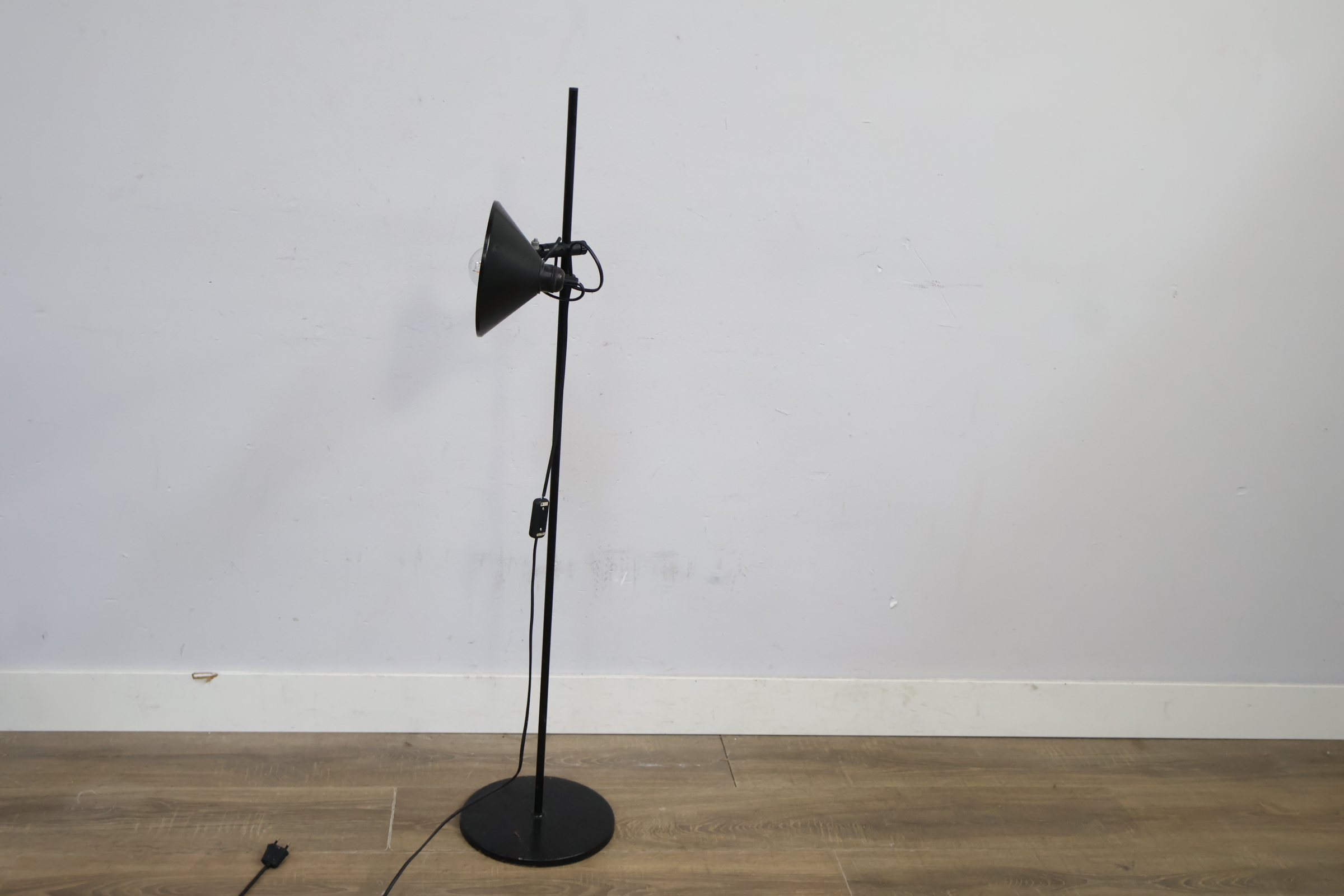 Zwarte verstelbare vloerlamp met ronde kap – foto 5 – kavel bij GSD Auctions, Zoeterwoude