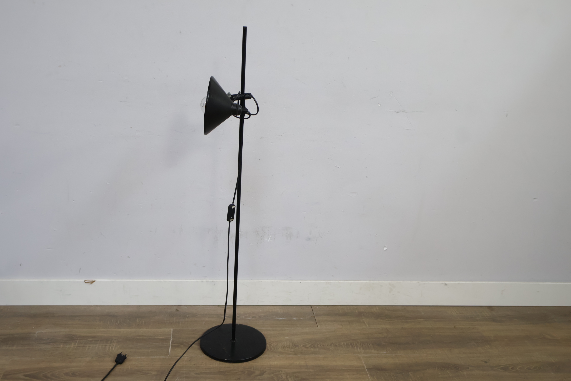 Zwarte verstelbare vloerlamp met ronde kap – foto 6 – kavel bij GSD Auctions, Zoeterwoude