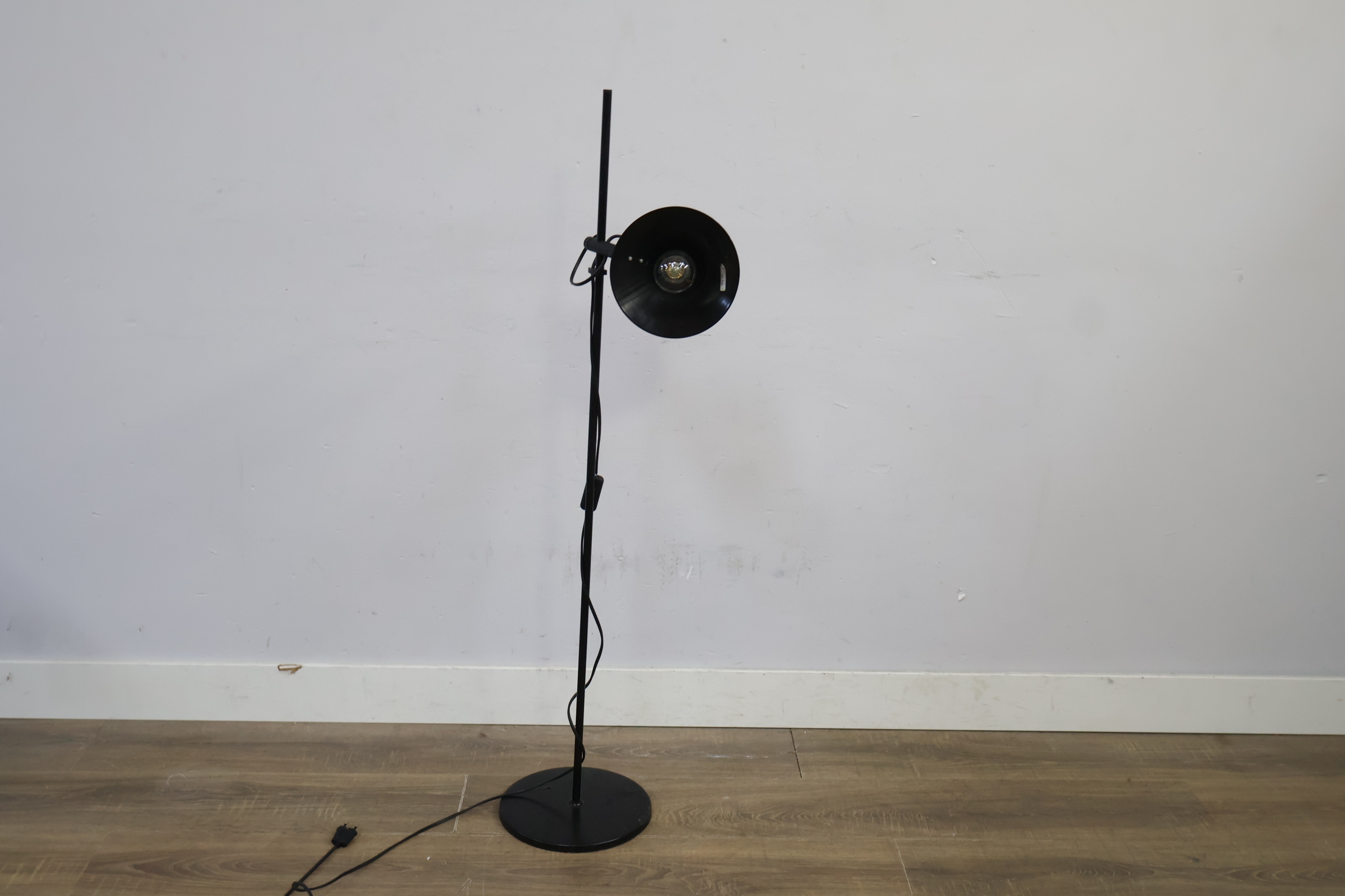 Zwarte verstelbare vloerlamp met ronde kap – foto 7 – kavel bij GSD Auctions, Zoeterwoude