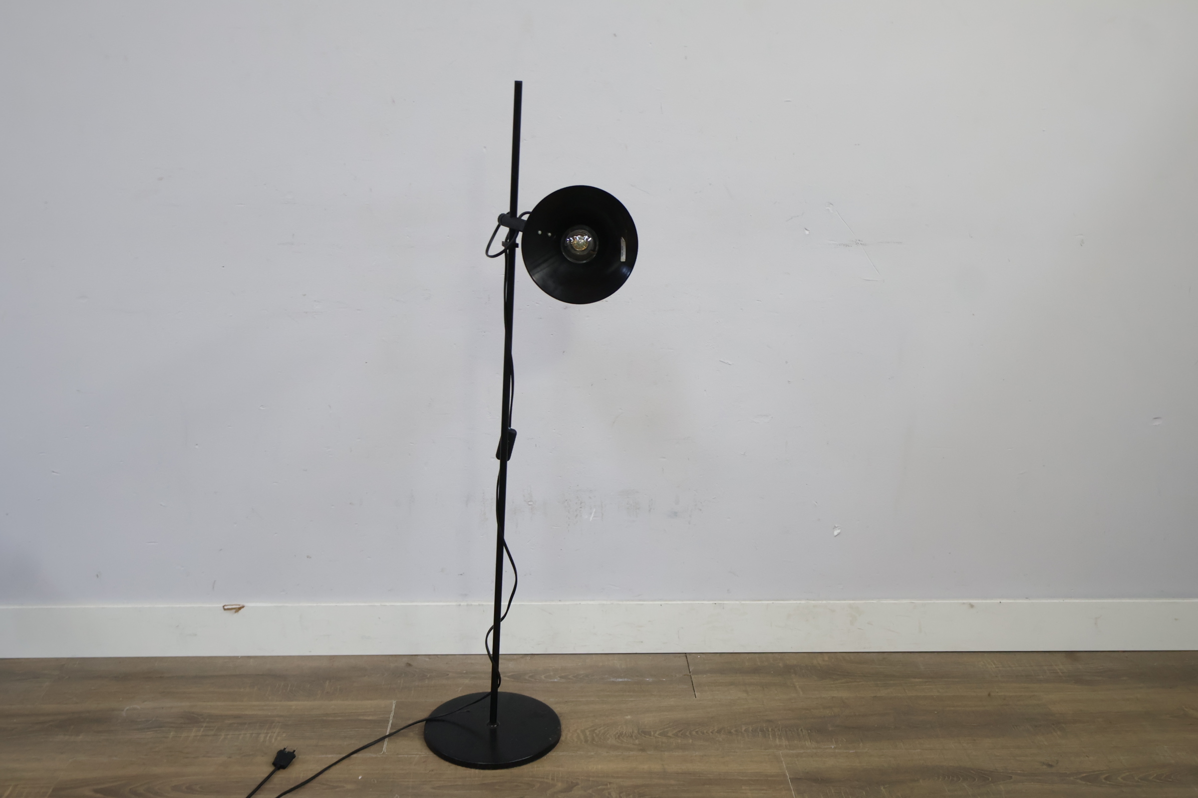 Zwarte verstelbare vloerlamp met ronde kap – foto 8 – kavel bij GSD Auctions, Zoeterwoude