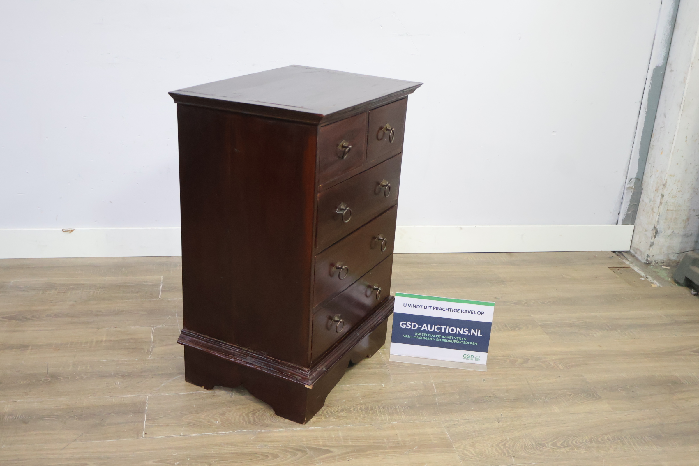 Donkere houten ladekast met vijf laden – foto 2 – kavel bij GSD Auctions, Zoeterwoude