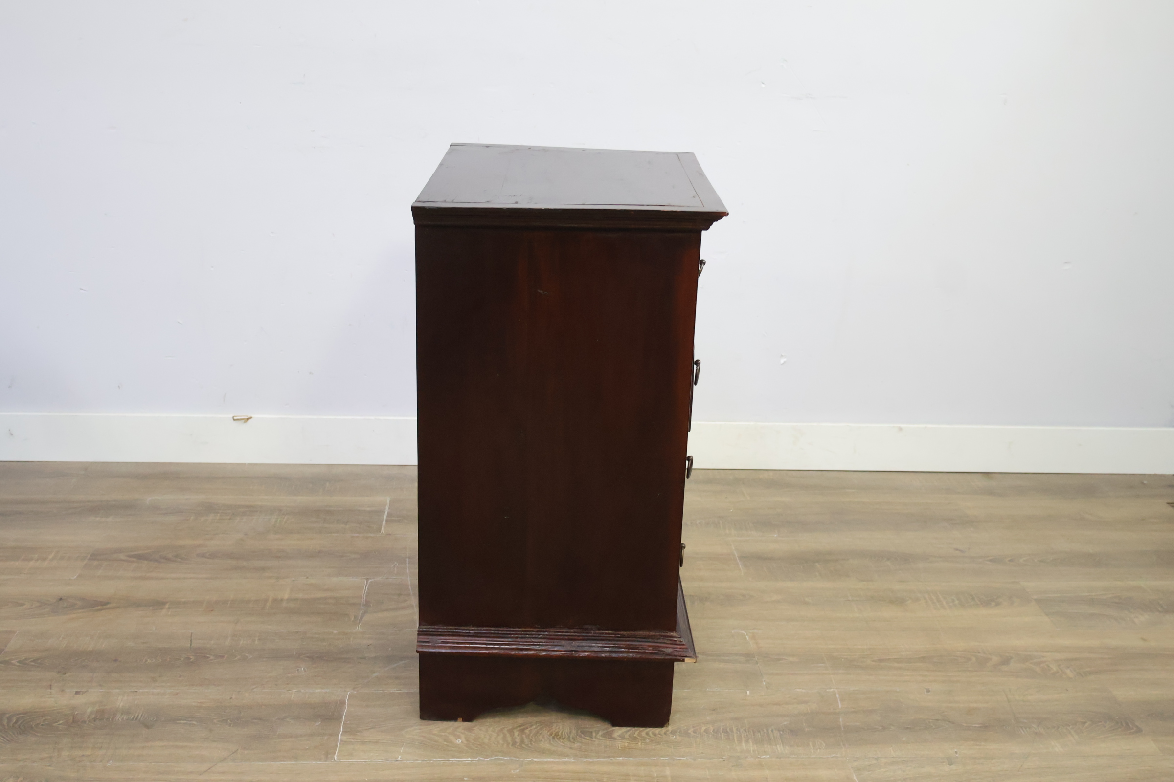 Donkere houten ladekast met vijf laden – foto 3 – kavel bij GSD Auctions, Zoeterwoude