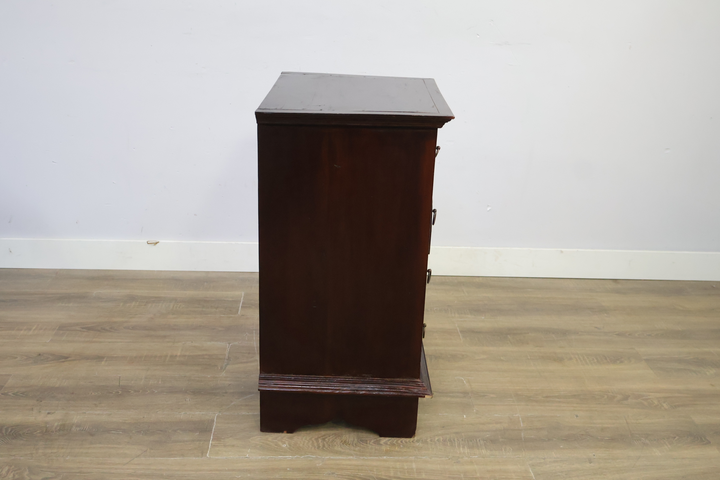 Donkere houten ladekast met vijf laden – foto 4 – kavel bij GSD Auctions, Zoeterwoude
