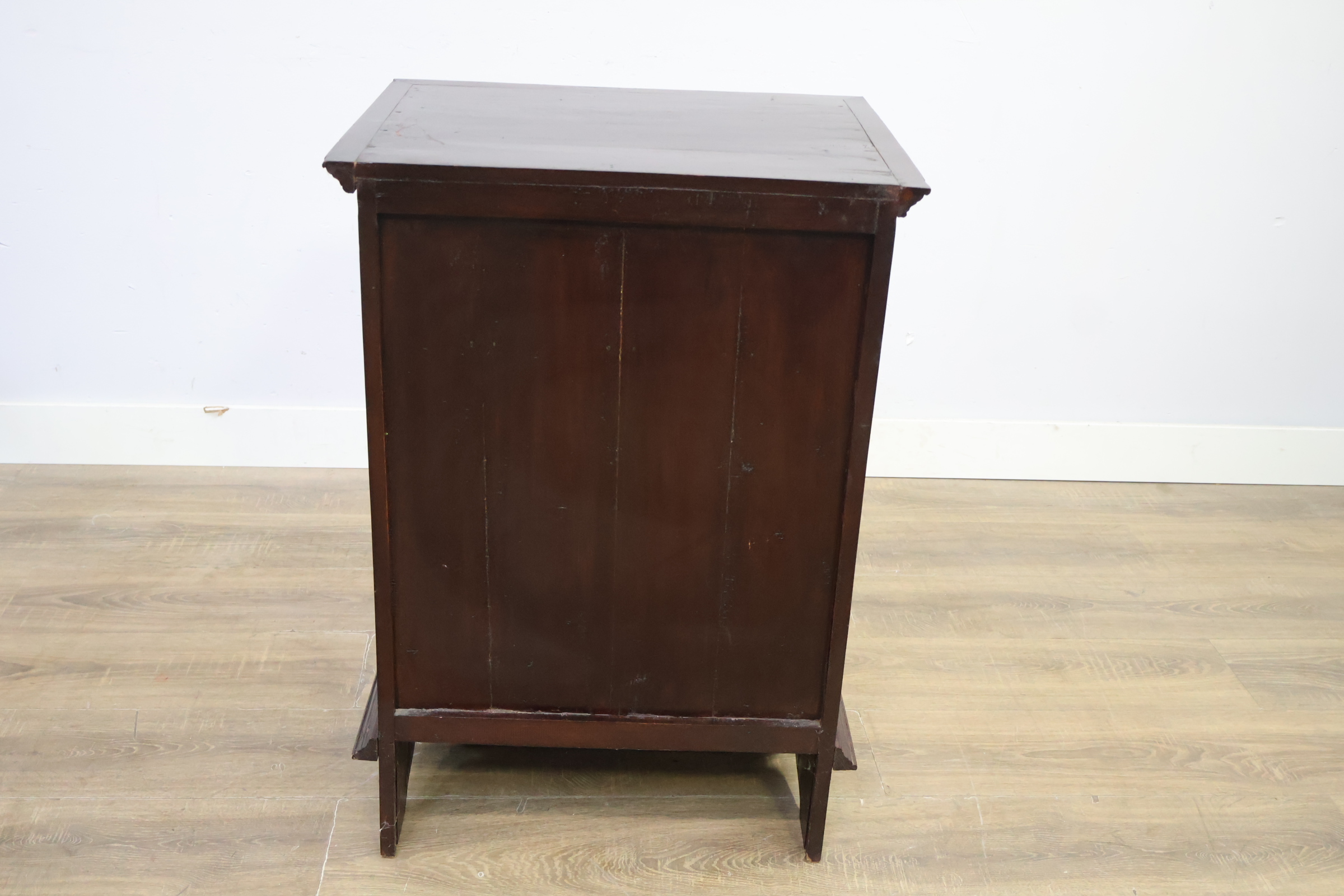 Donkere houten ladekast met vijf laden – foto 5 – kavel bij GSD Auctions, Zoeterwoude