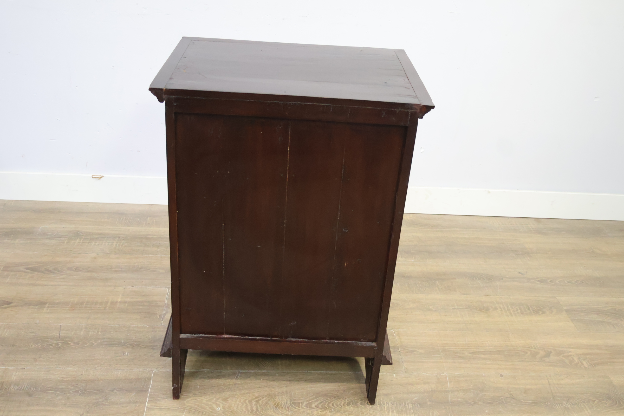 Donkere houten ladekast met vijf laden – foto 6 – kavel bij GSD Auctions, Zoeterwoude