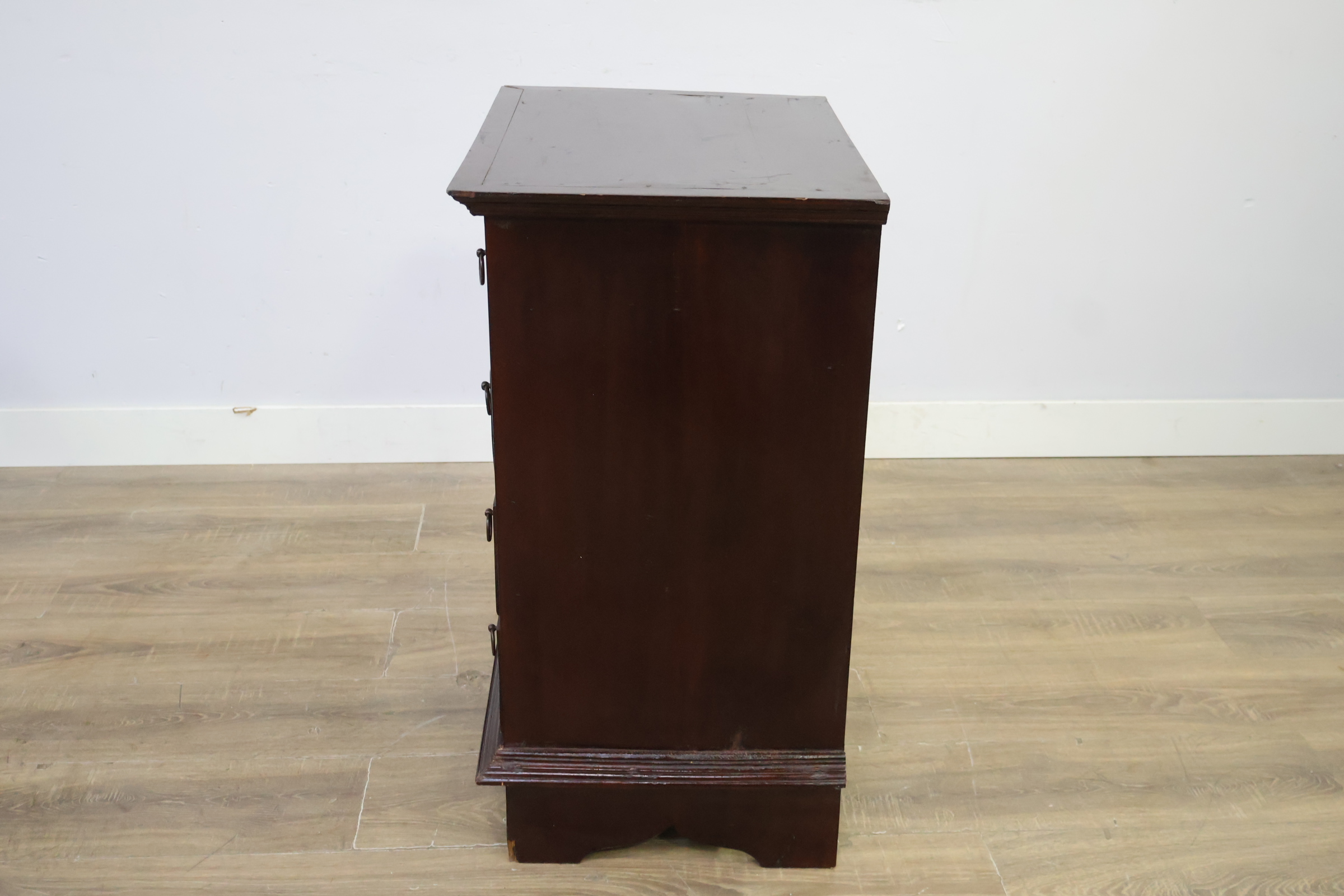 Donkere houten ladekast met vijf laden – foto 7 – kavel bij GSD Auctions, Zoeterwoude