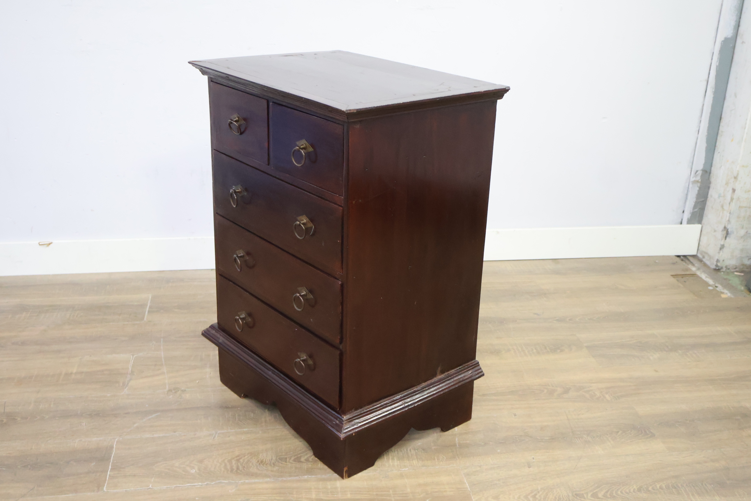 Donkere houten ladekast met vijf laden – foto 10 – kavel bij GSD Auctions, Zoeterwoude