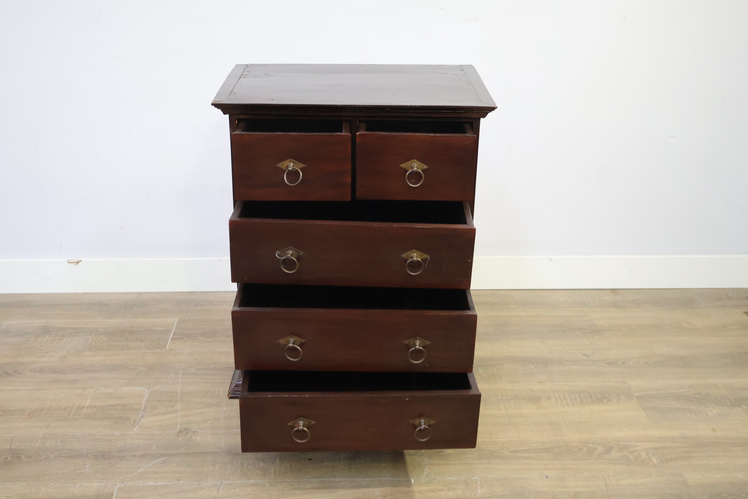 Donkere houten ladekast met vijf laden – foto 11 – kavel bij GSD Auctions, Zoeterwoude