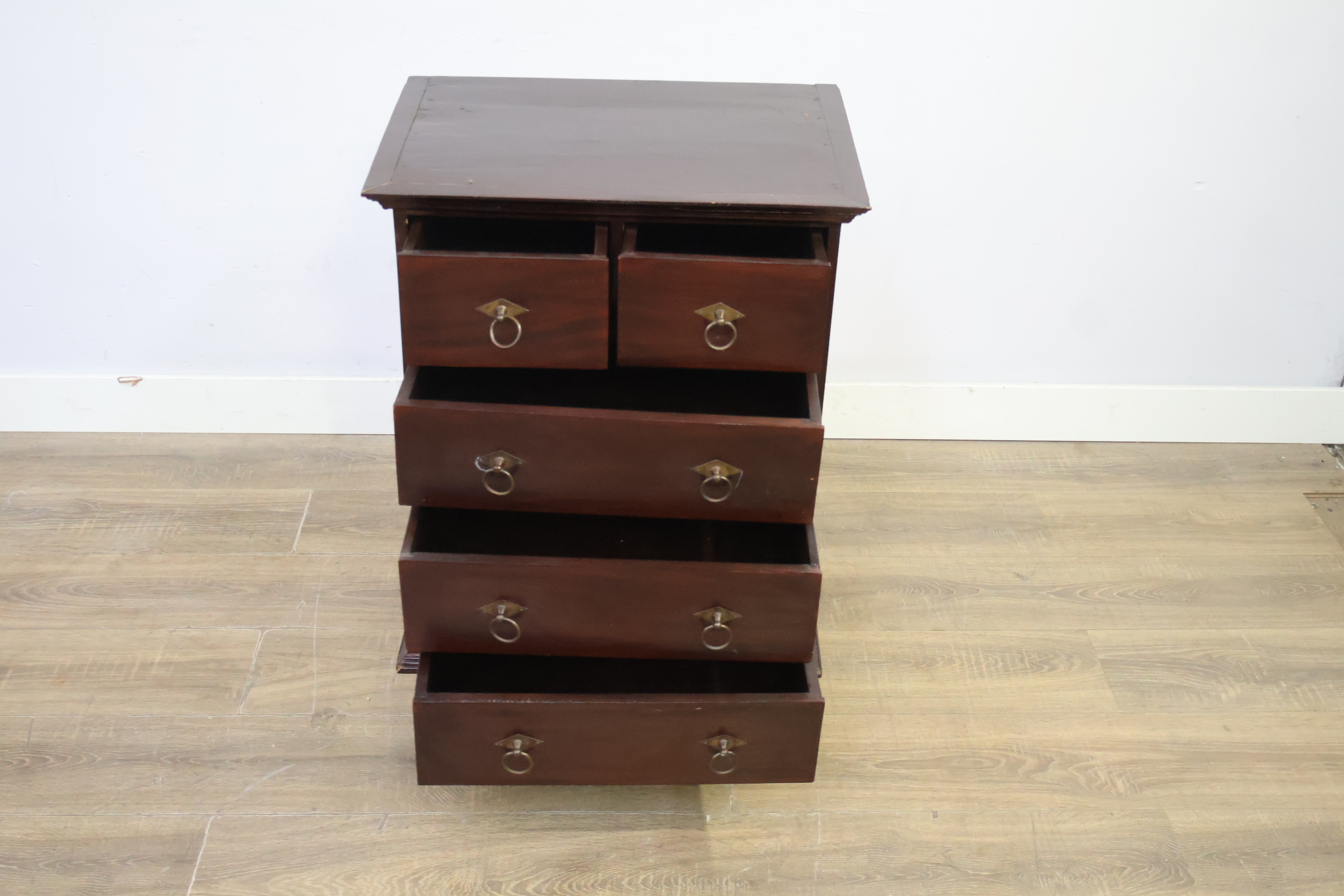 Donkere houten ladekast met vijf laden – foto 12 – kavel bij GSD Auctions, Zoeterwoude