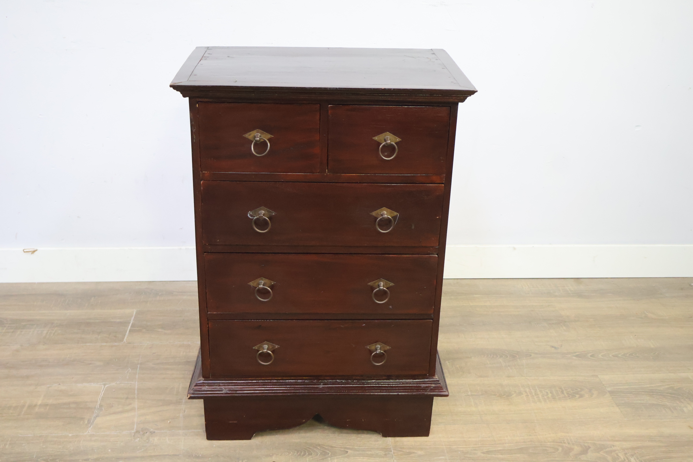 Donkere houten ladekast met vijf laden – foto 13 – kavel bij GSD Auctions, Zoeterwoude