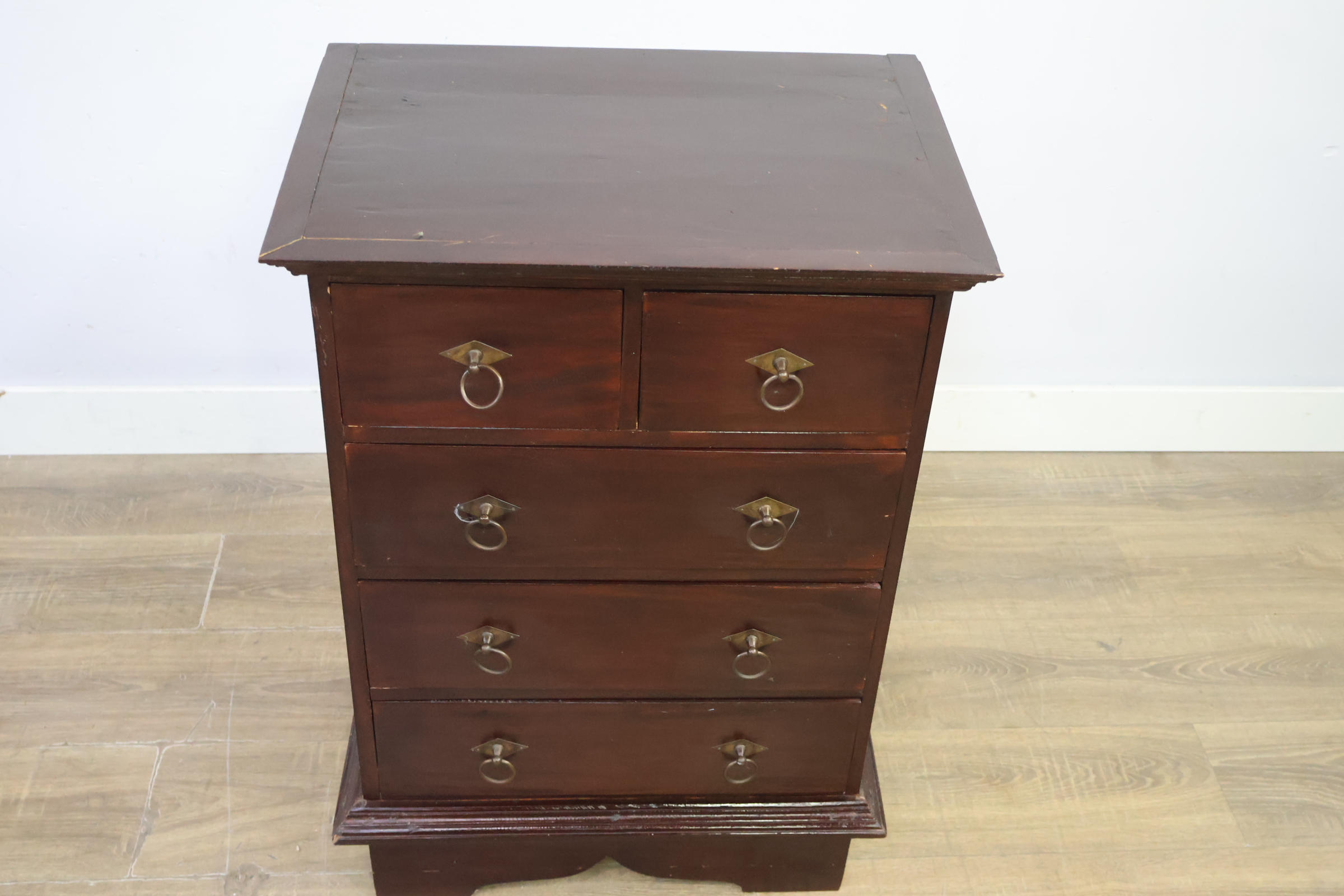 Donkere houten ladekast met vijf laden – foto 14 – kavel bij GSD Auctions, Zoeterwoude