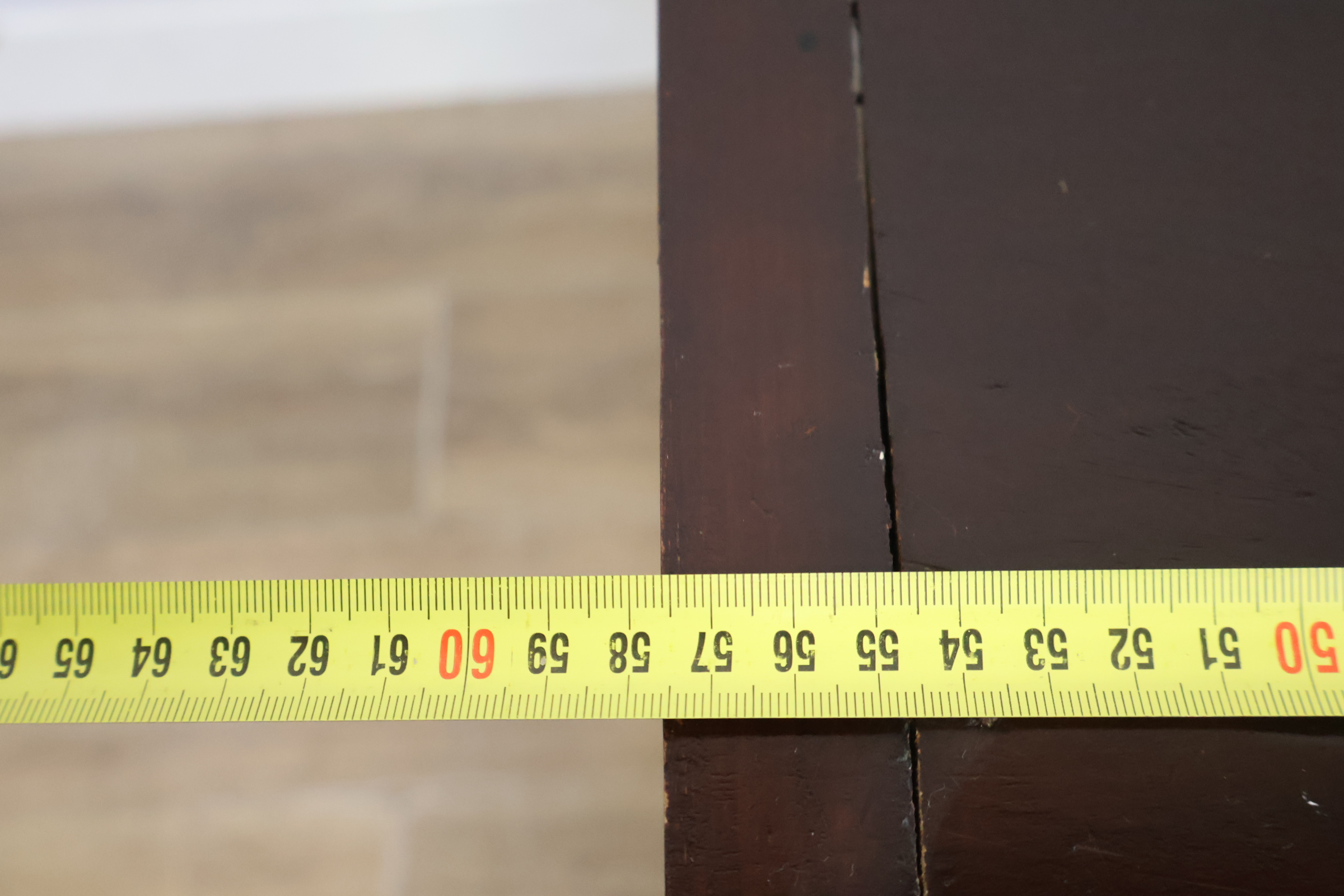Donkere houten ladekast met vijf laden – foto 15 – kavel bij GSD Auctions, Zoeterwoude