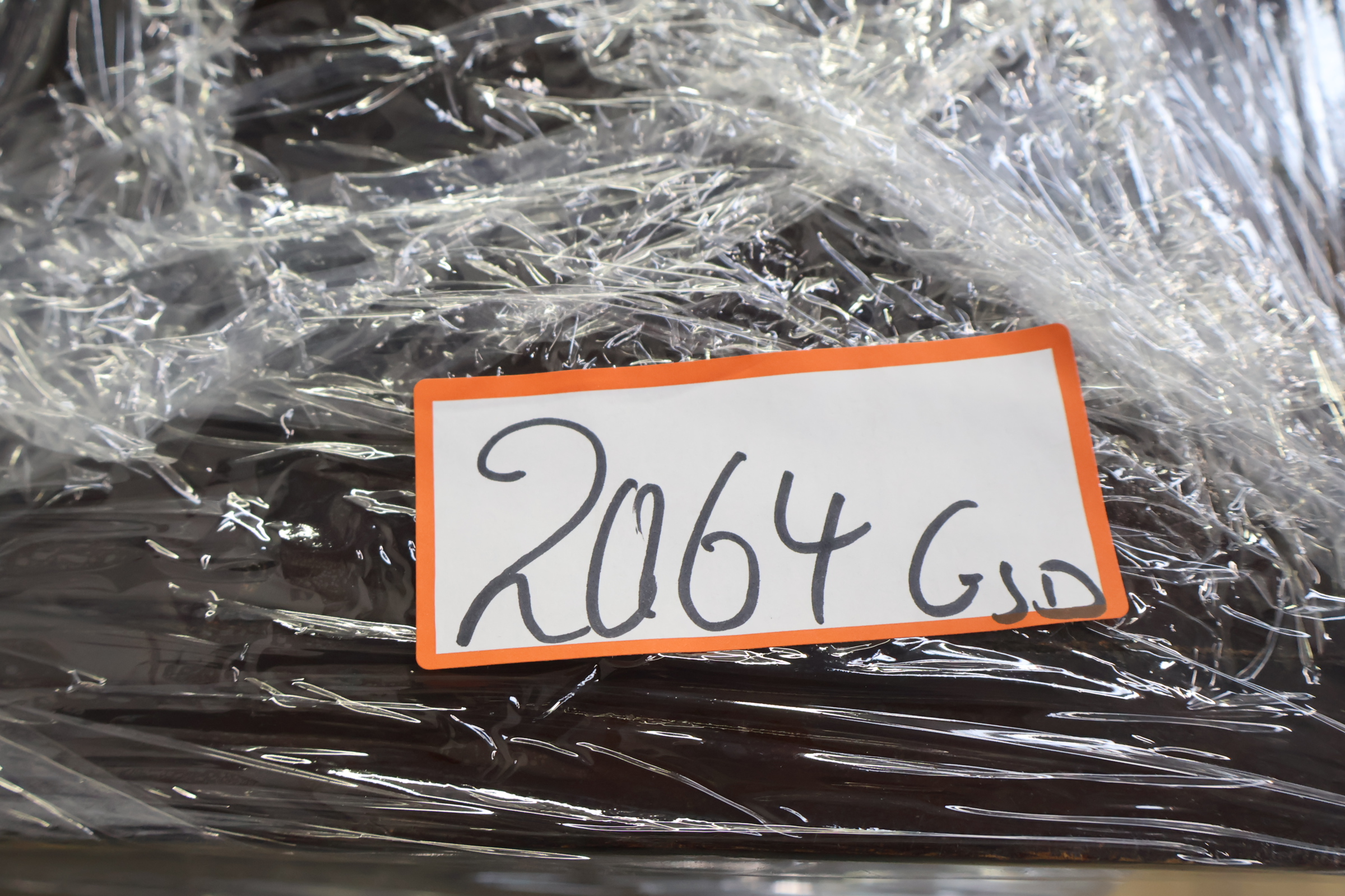 Donkere houten ladekast met vijf laden – foto 18 – kavel bij GSD Auctions, Zoeterwoude