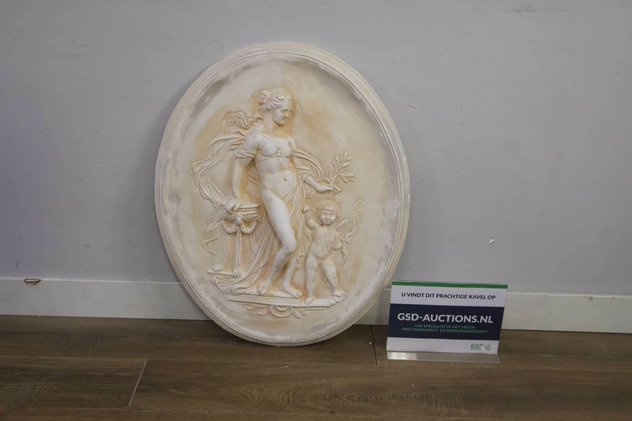 Ovaal reliëf met vrouw en cupido – foto 2 – kavel bij GSD Auctions, Zoeterwoude