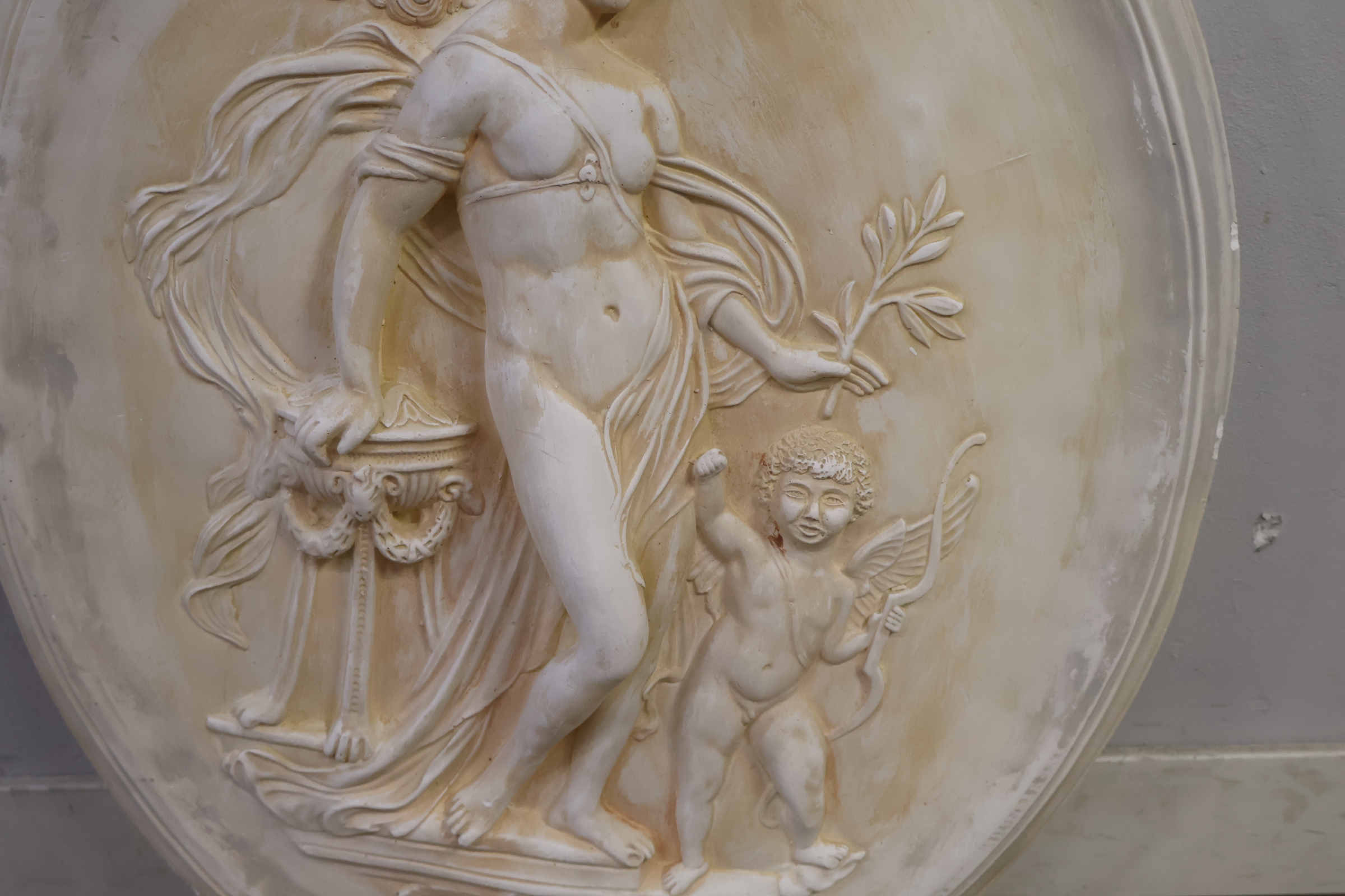Ovaal reliëf met vrouw en cupido – foto 7 – kavel bij GSD Auctions, Zoeterwoude
