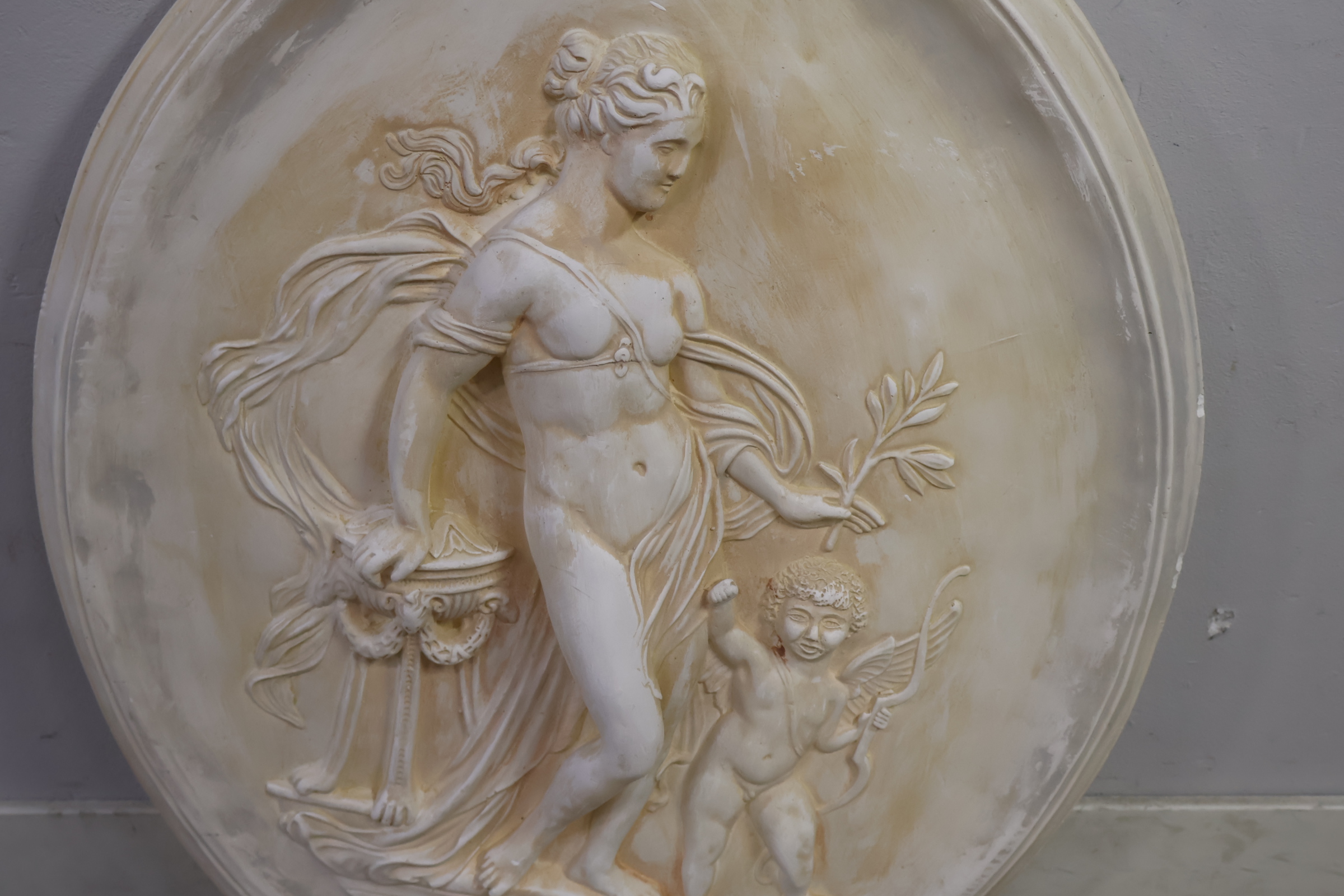 Ovaal reliëf met vrouw en cupido – foto 8 – kavel bij GSD Auctions, Zoeterwoude