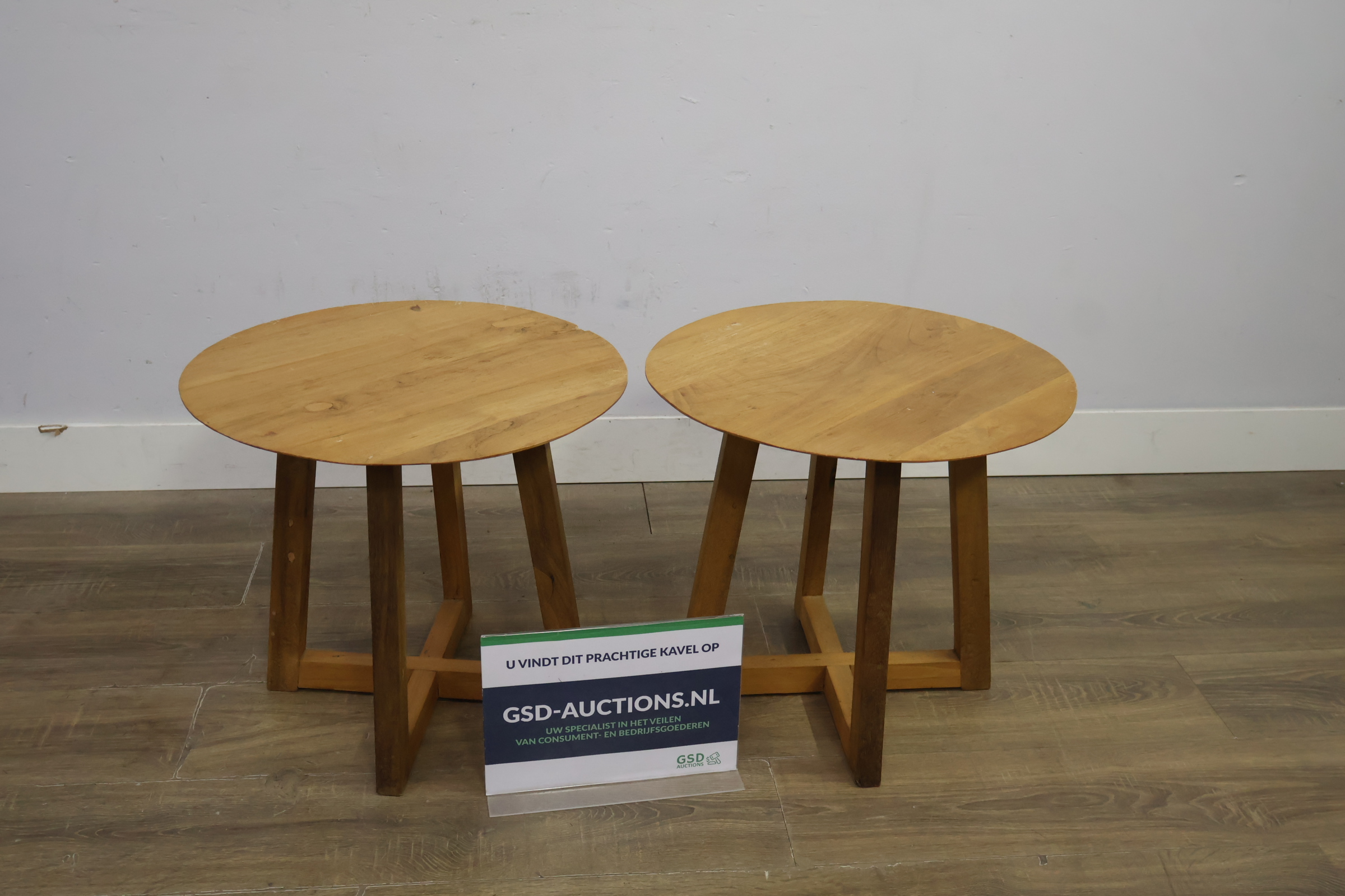 Set van 2 ronde houten bijzettafels – foto 2 – kavel bij GSD Auctions, Zoeterwoude
